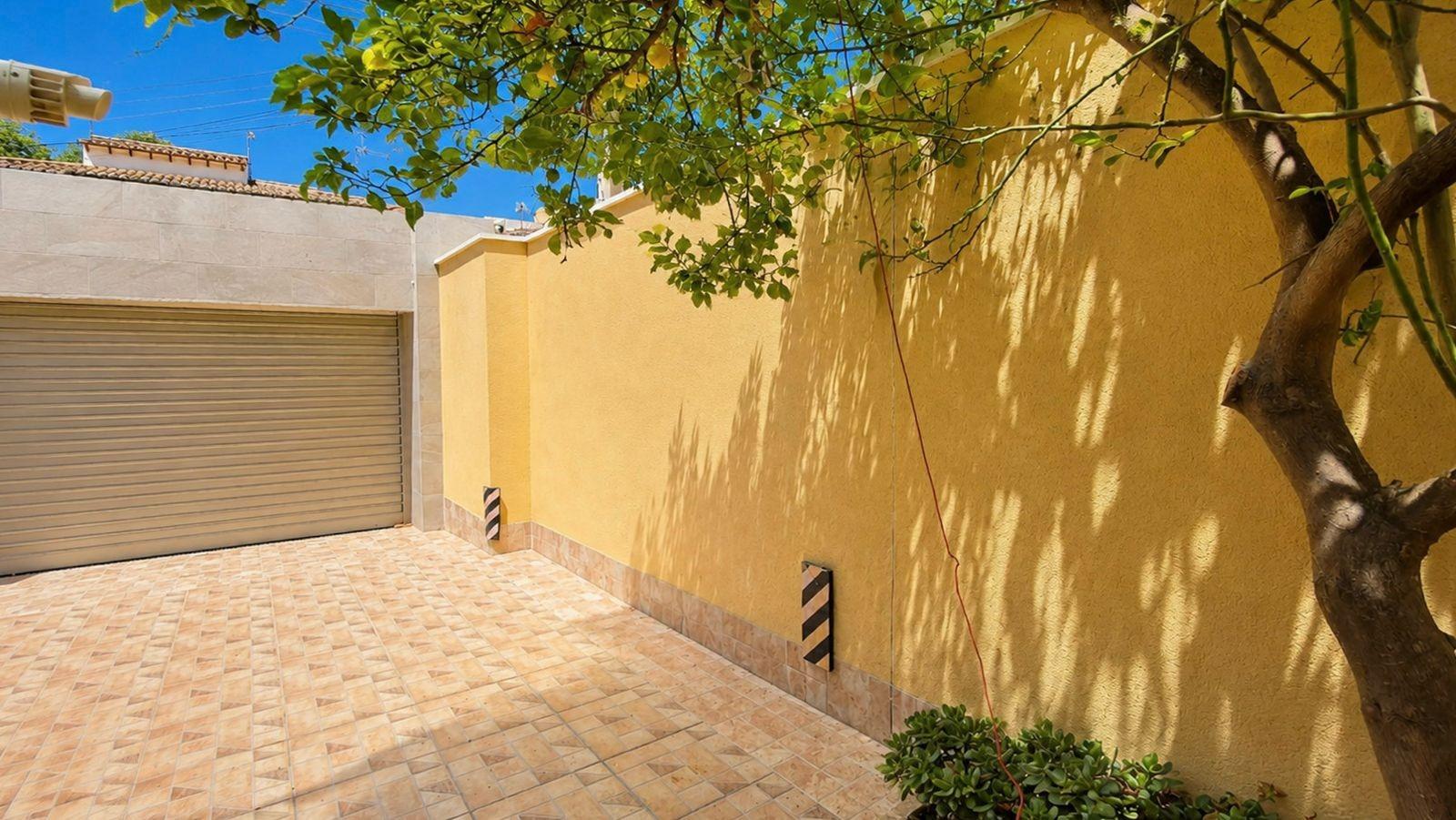 Lujosa Villa Reformada en Torrevieja con Piscina Privada, Villa de lujo reformada en Los Balcones, Torrevieja. 5 dorm, 4 baños, piscina salina, jardín y garaje. Confort y eficiencia energética. ¡Vive la Costa Blanca po