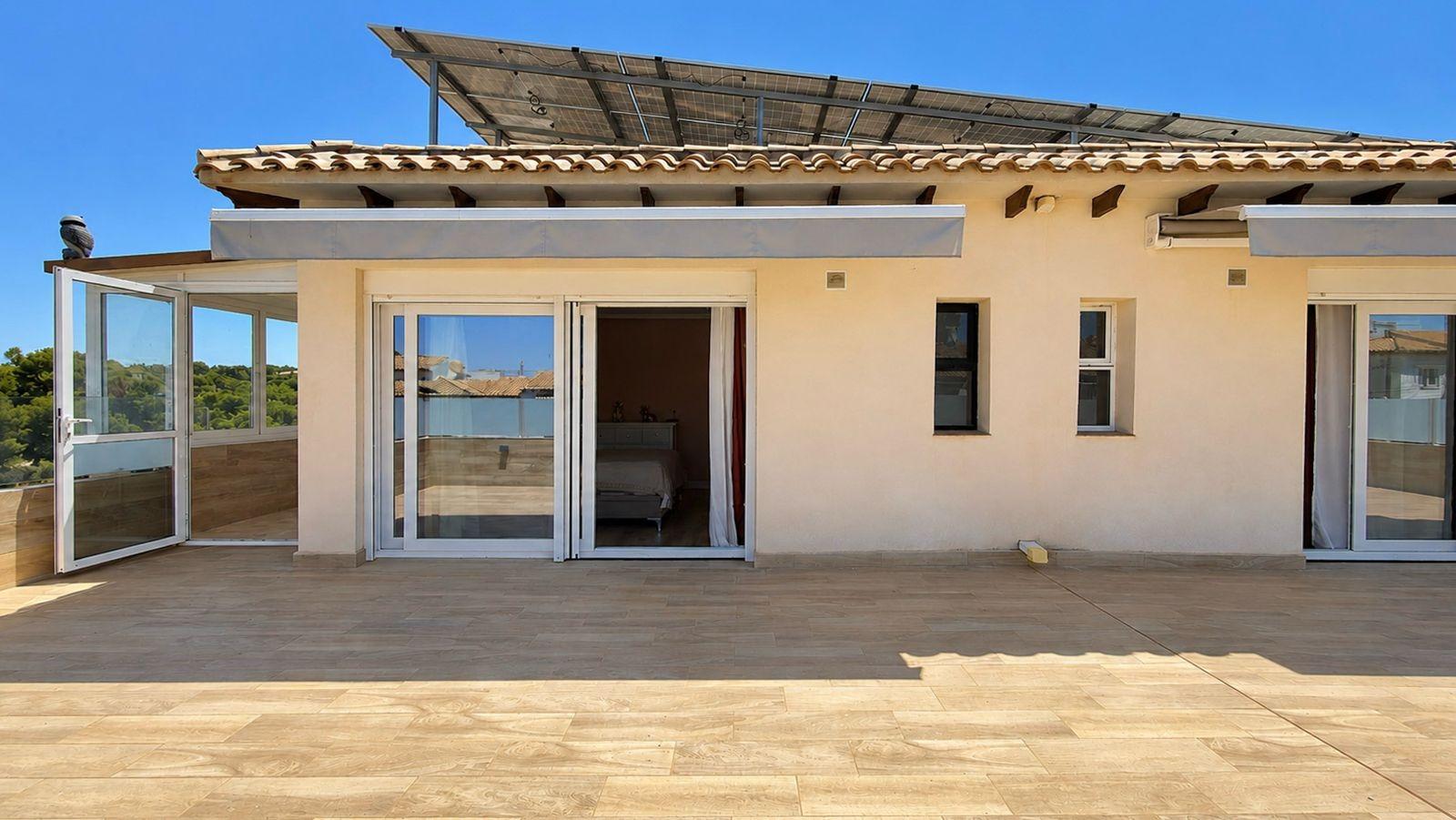Lujosa Villa Reformada en Torrevieja con Piscina Privada, Villa de lujo reformada en Los Balcones, Torrevieja. 5 dorm, 4 baños, piscina salina, jardín y garaje. Confort y eficiencia energética. ¡Vive la Costa Blanca po