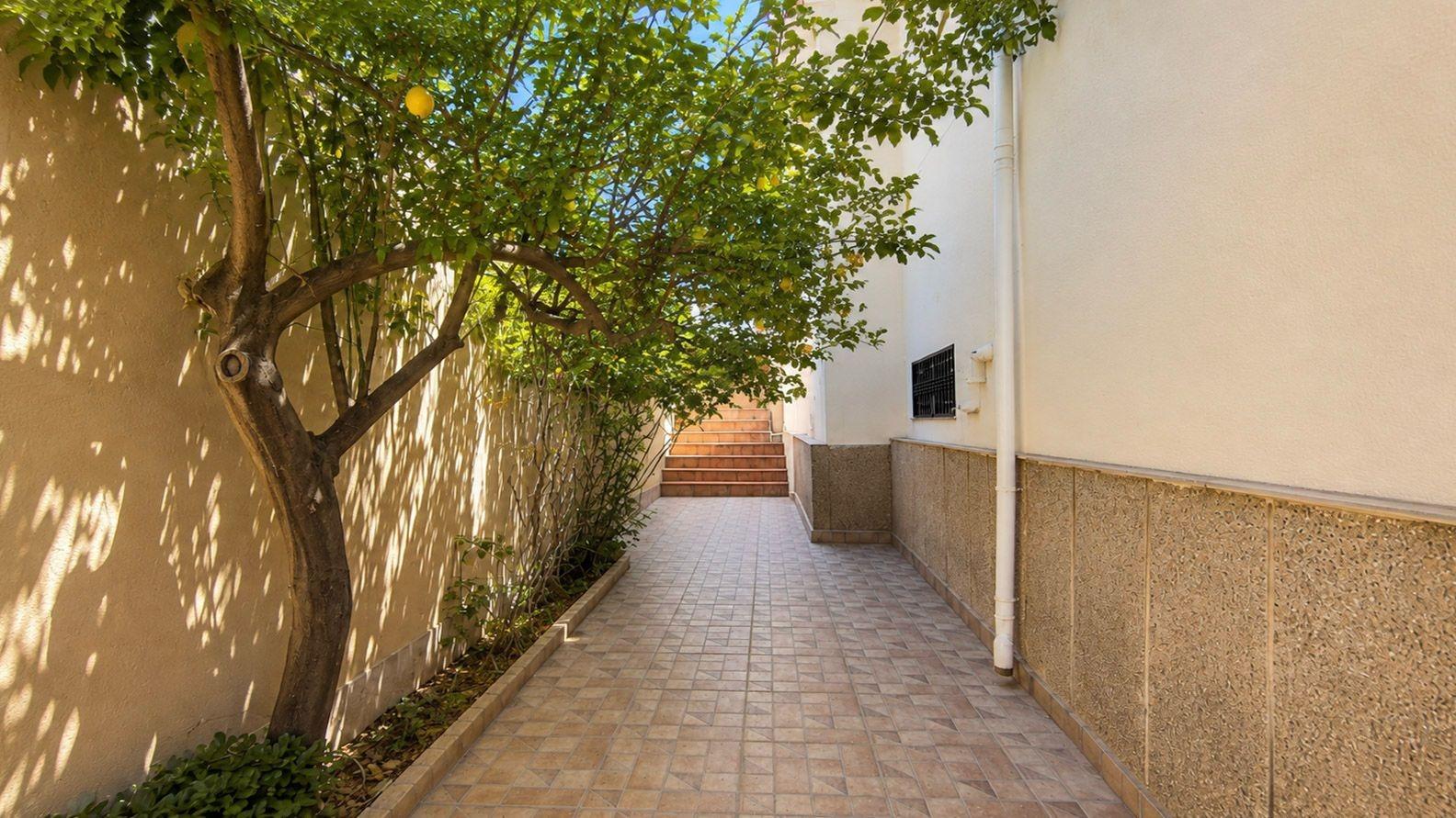 Lujosa Villa Reformada en Torrevieja con Piscina Privada, Villa de lujo reformada en Los Balcones, Torrevieja. 5 dorm, 4 baños, piscina salina, jardín y garaje. Confort y eficiencia energética. ¡Vive la Costa Blanca po