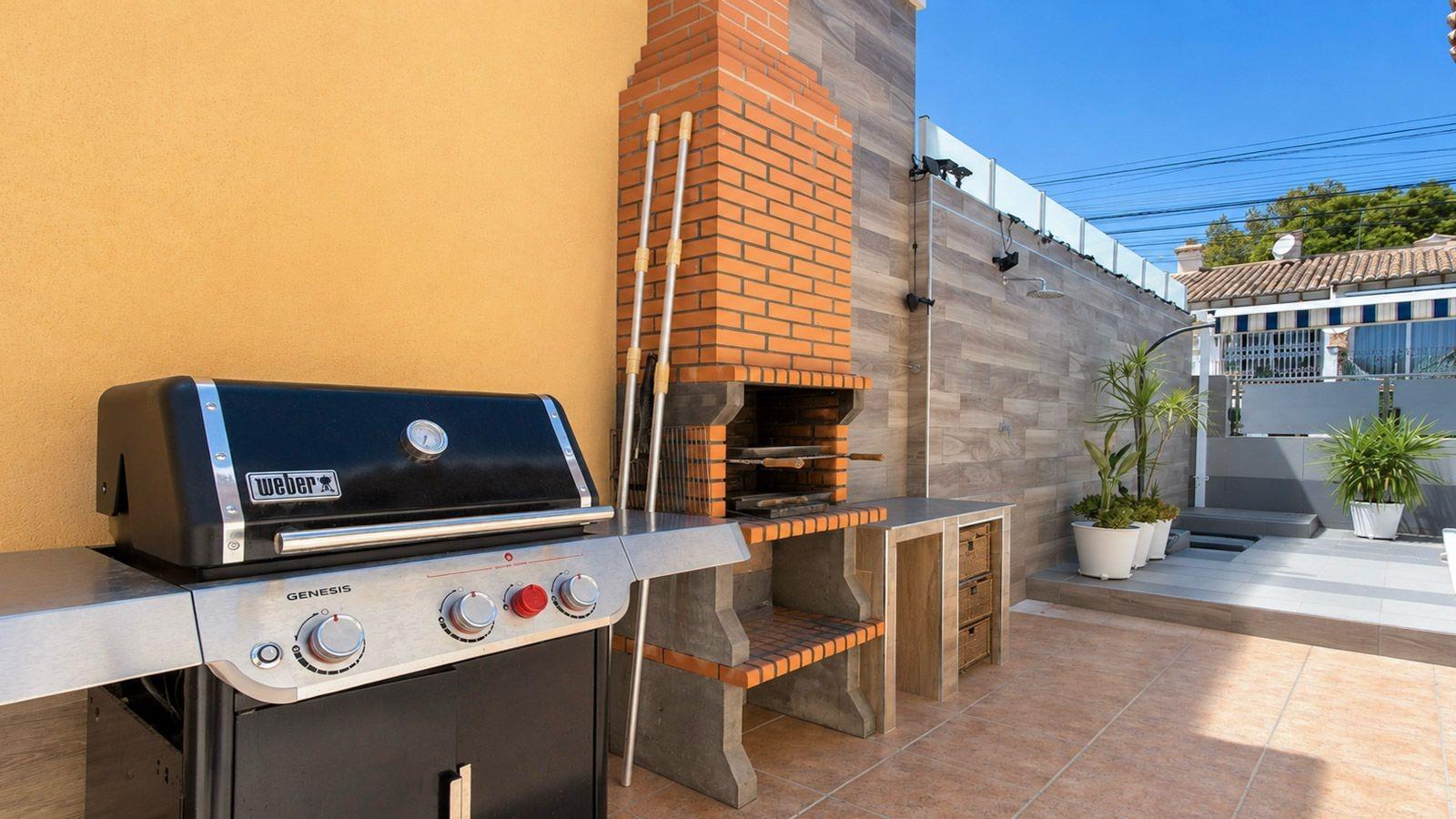 Lujosa Villa Reformada en Torrevieja con Piscina Privada, Villa de lujo reformada en Los Balcones, Torrevieja. 5 dorm, 4 baños, piscina salina, jardín y garaje. Confort y eficiencia energética. ¡Vive la Costa Blanca po