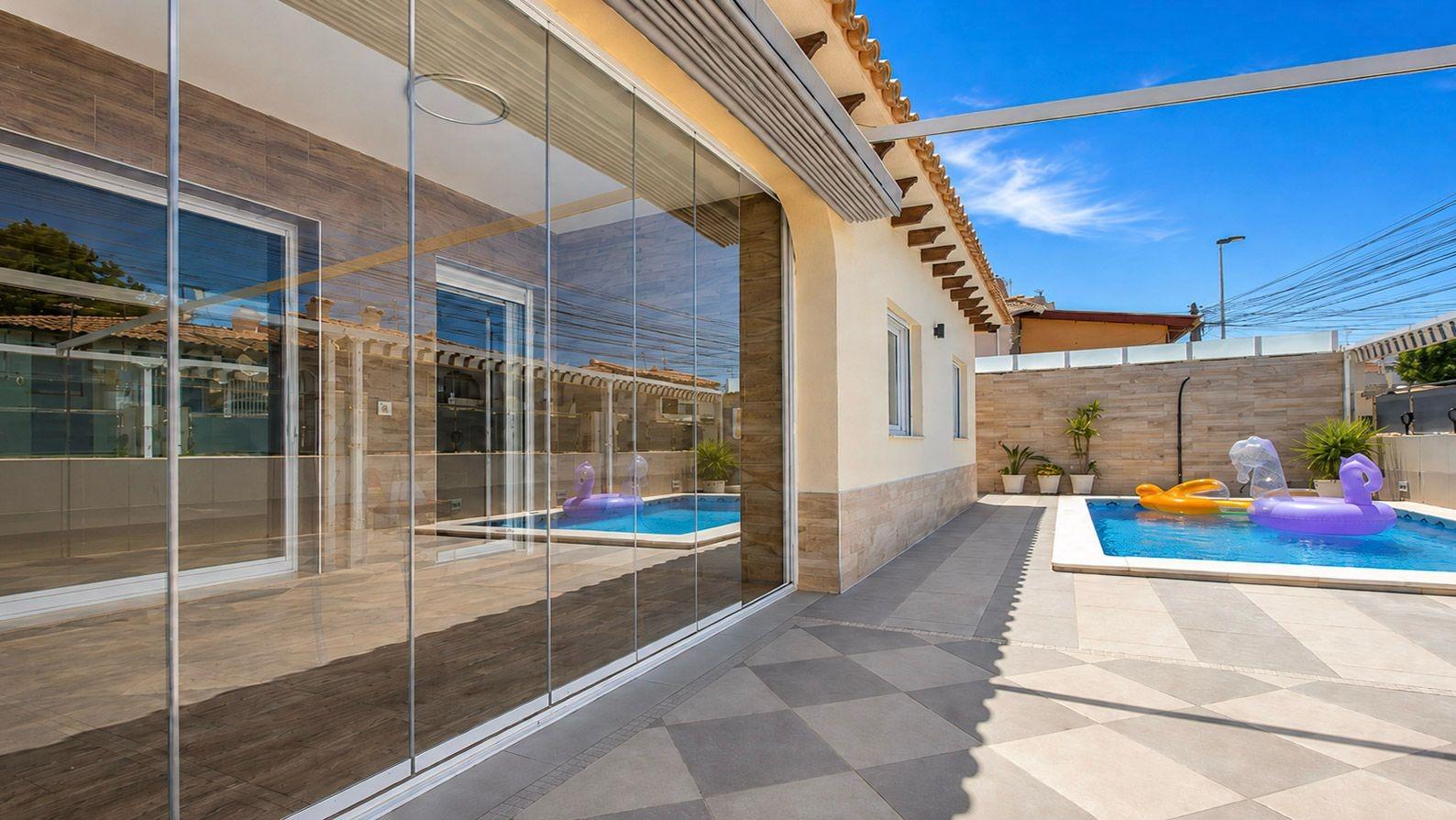 Lujosa Villa Reformada en Torrevieja con Piscina Privada, Villa de lujo reformada en Los Balcones, Torrevieja. 5 dorm, 4 baños, piscina salina, jardín y garaje. Confort y eficiencia energética. ¡Vive la Costa Blanca po