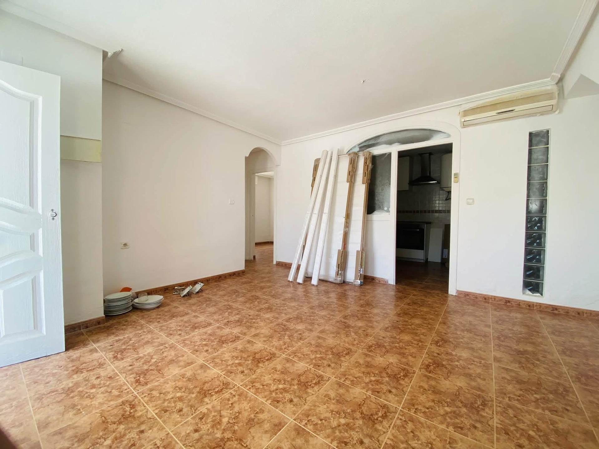 Encantadora Villa con Piscina en Torrevieja, Cerca del Mar, Descubre esta villa de 85m² en Los Balcones, Torrevieja (Alicante). A 1.8km de la playa, 3 hab, jardín, terraza y piscina. Ideal inversión o vivienda. ¡199.000€