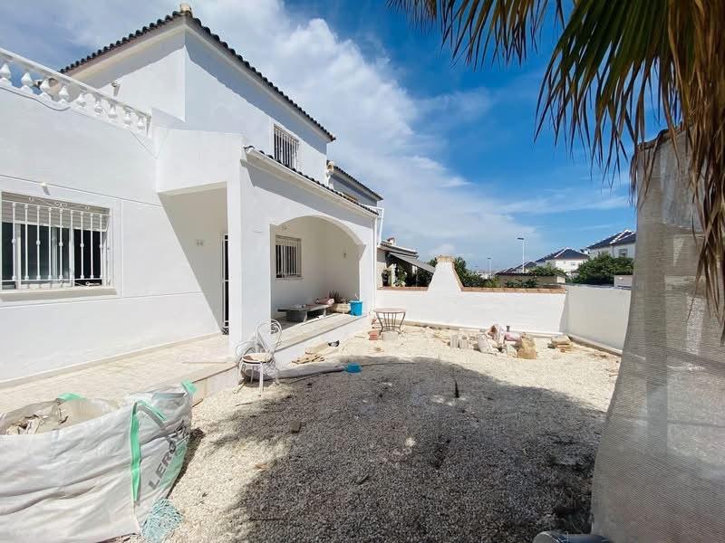Encantadora Villa con Piscina en Torrevieja, Cerca del Mar, Descubre esta villa de 85m² en Los Balcones, Torrevieja (Alicante). A 1.8km de la playa, 3 hab, jardín, terraza y piscina. Ideal inversión o vivienda. ¡199.000€