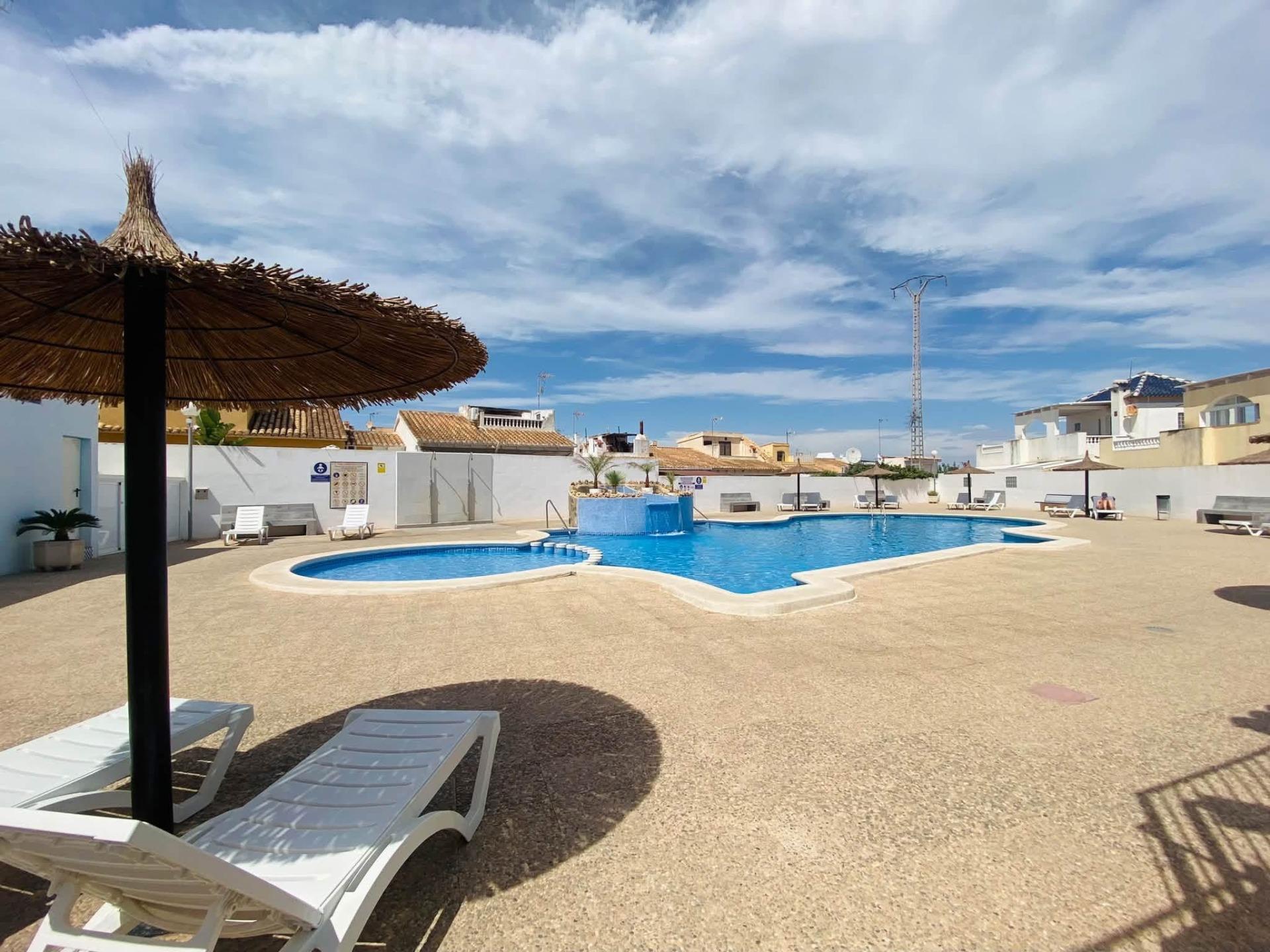 Encantadora Villa con Piscina en Torrevieja, Cerca del Mar, Descubre esta villa de 85m² en Los Balcones, Torrevieja (Alicante). A 1.8km de la playa, 3 hab, jardín, terraza y piscina. Ideal inversión o vivienda. ¡199.000€