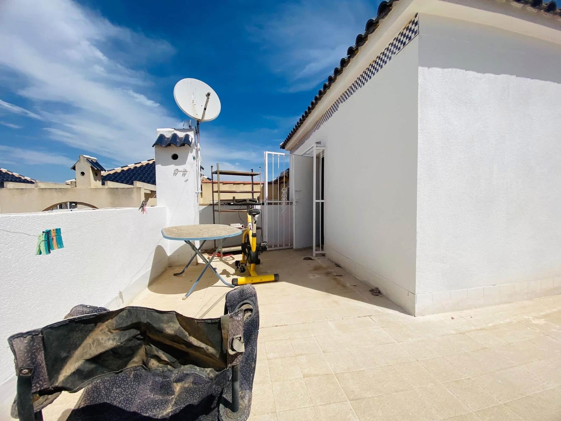 Encantadora Villa con Piscina en Torrevieja, Cerca del Mar, Descubre esta villa de 85m² en Los Balcones, Torrevieja (Alicante). A 1.8km de la playa, 3 hab, jardín, terraza y piscina. Ideal inversión o vivienda. ¡199.000€