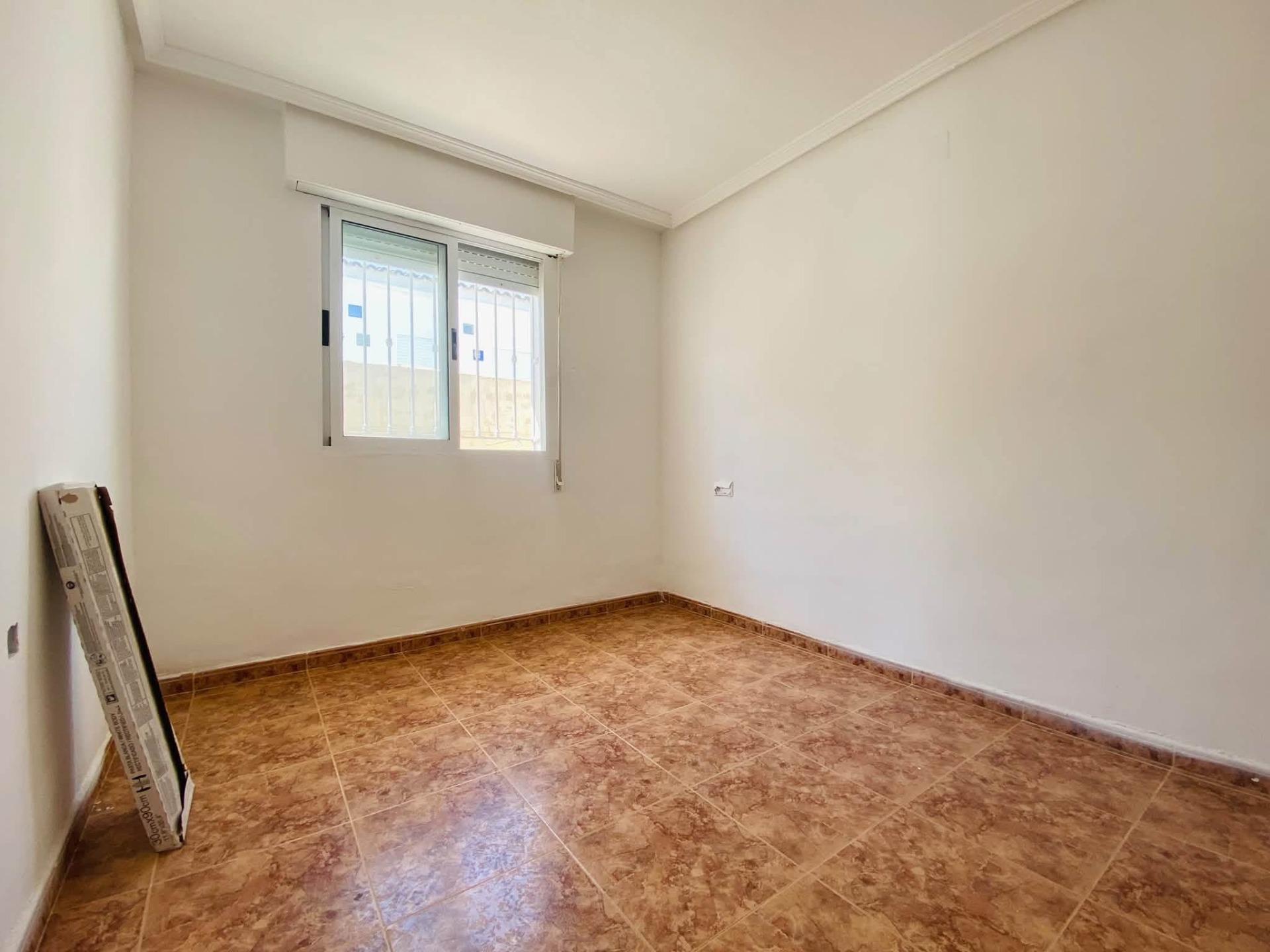 Encantadora Villa con Piscina en Torrevieja, Cerca del Mar, Descubre esta villa de 85m² en Los Balcones, Torrevieja (Alicante). A 1.8km de la playa, 3 hab, jardín, terraza y piscina. Ideal inversión o vivienda. ¡199.000€
