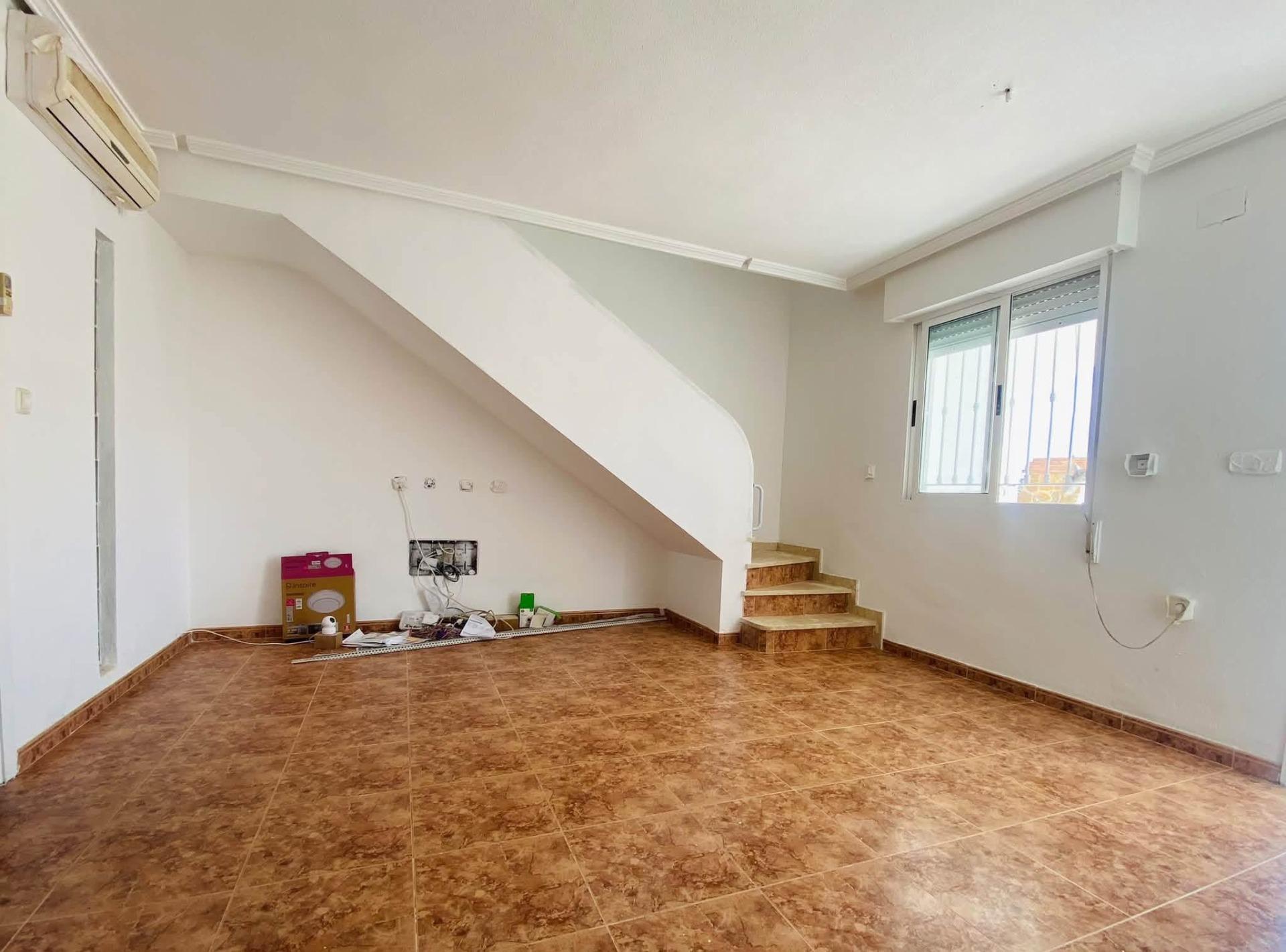 Encantadora Villa con Piscina en Torrevieja, Cerca del Mar, Descubre esta villa de 85m² en Los Balcones, Torrevieja (Alicante). A 1.8km de la playa, 3 hab, jardín, terraza y piscina. Ideal inversión o vivienda. ¡199.000€