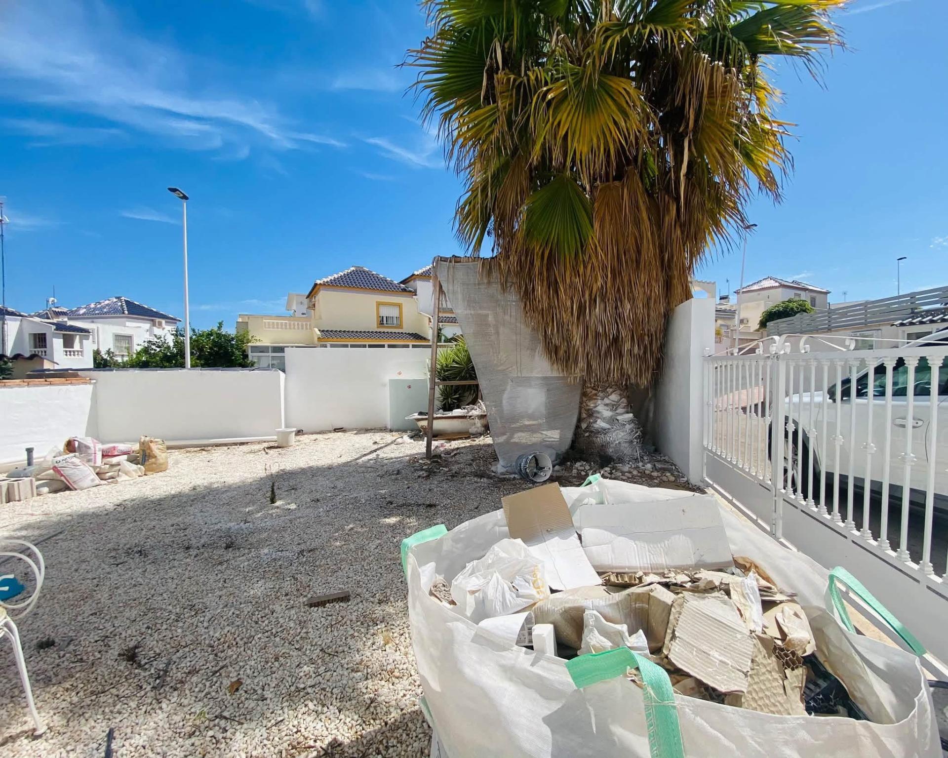 Encantadora Villa con Piscina en Torrevieja, Cerca del Mar, Descubre esta villa de 85m² en Los Balcones, Torrevieja (Alicante). A 1.8km de la playa, 3 hab, jardín, terraza y piscina. Ideal inversión o vivienda. ¡199.000€
