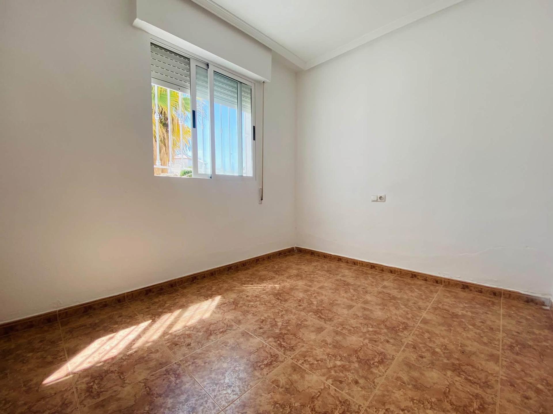 Encantadora Villa con Piscina en Torrevieja, Cerca del Mar, Descubre esta villa de 85m² en Los Balcones, Torrevieja (Alicante). A 1.8km de la playa, 3 hab, jardín, terraza y piscina. Ideal inversión o vivienda. ¡199.000€