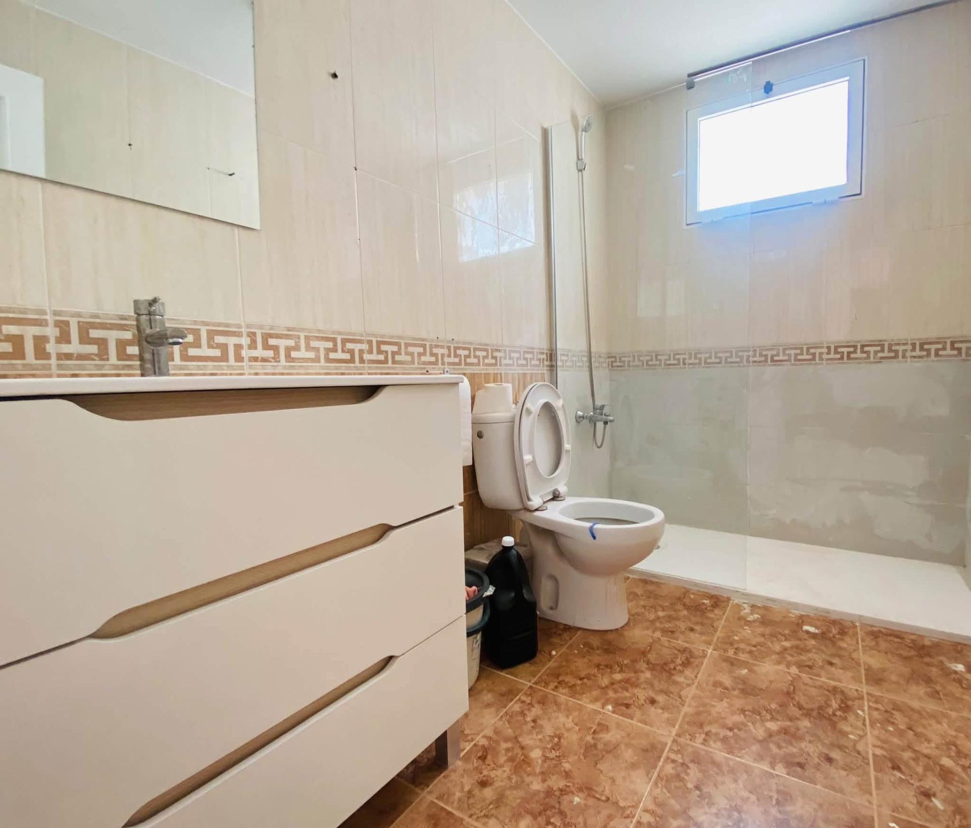 Encantadora Villa con Piscina en Torrevieja, Cerca del Mar, Descubre esta villa de 85m² en Los Balcones, Torrevieja (Alicante). A 1.8km de la playa, 3 hab, jardín, terraza y piscina. Ideal inversión o vivienda. ¡199.000€