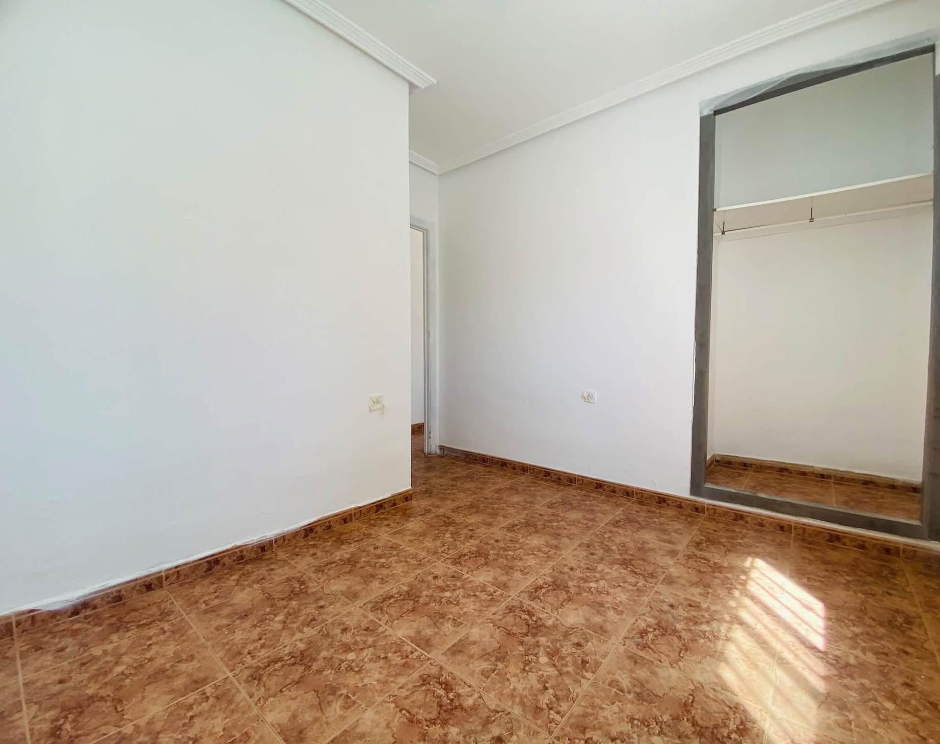 Encantadora Villa con Piscina en Torrevieja, Cerca del Mar, Descubre esta villa de 85m² en Los Balcones, Torrevieja (Alicante). A 1.8km de la playa, 3 hab, jardín, terraza y piscina. Ideal inversión o vivienda. ¡199.000€