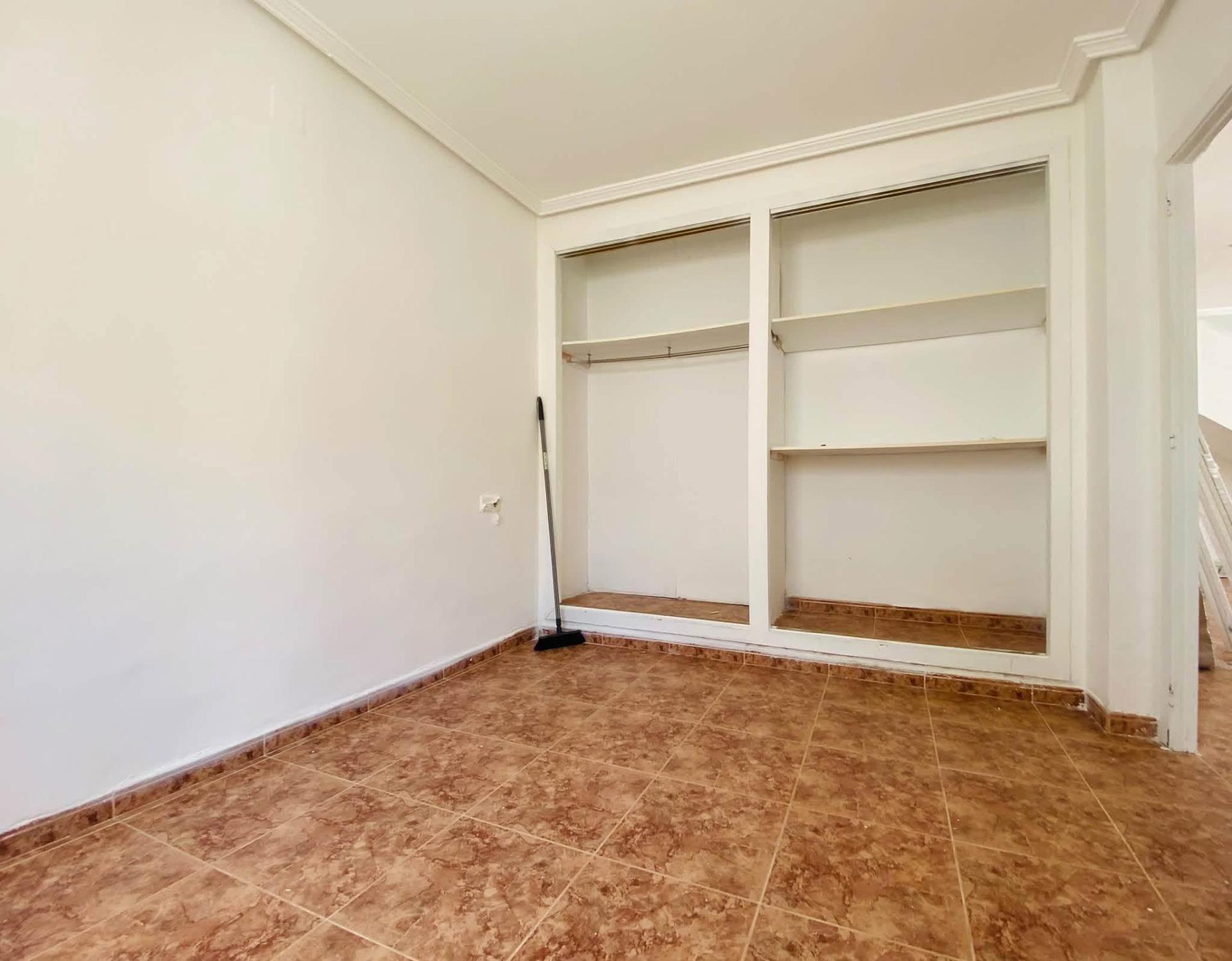 Encantadora Villa con Piscina en Torrevieja, Cerca del Mar, Descubre esta villa de 85m² en Los Balcones, Torrevieja (Alicante). A 1.8km de la playa, 3 hab, jardín, terraza y piscina. Ideal inversión o vivienda. ¡199.000€