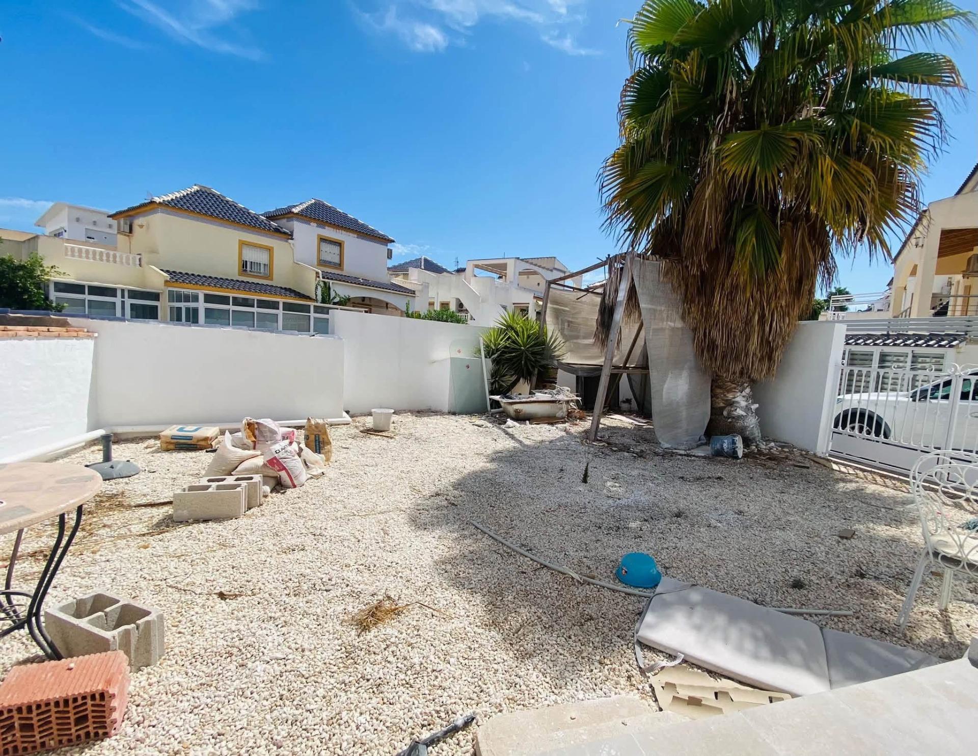 Encantadora Villa con Piscina en Torrevieja, Cerca del Mar, Descubre esta villa de 85m² en Los Balcones, Torrevieja (Alicante). A 1.8km de la playa, 3 hab, jardín, terraza y piscina. Ideal inversión o vivienda. ¡199.000€