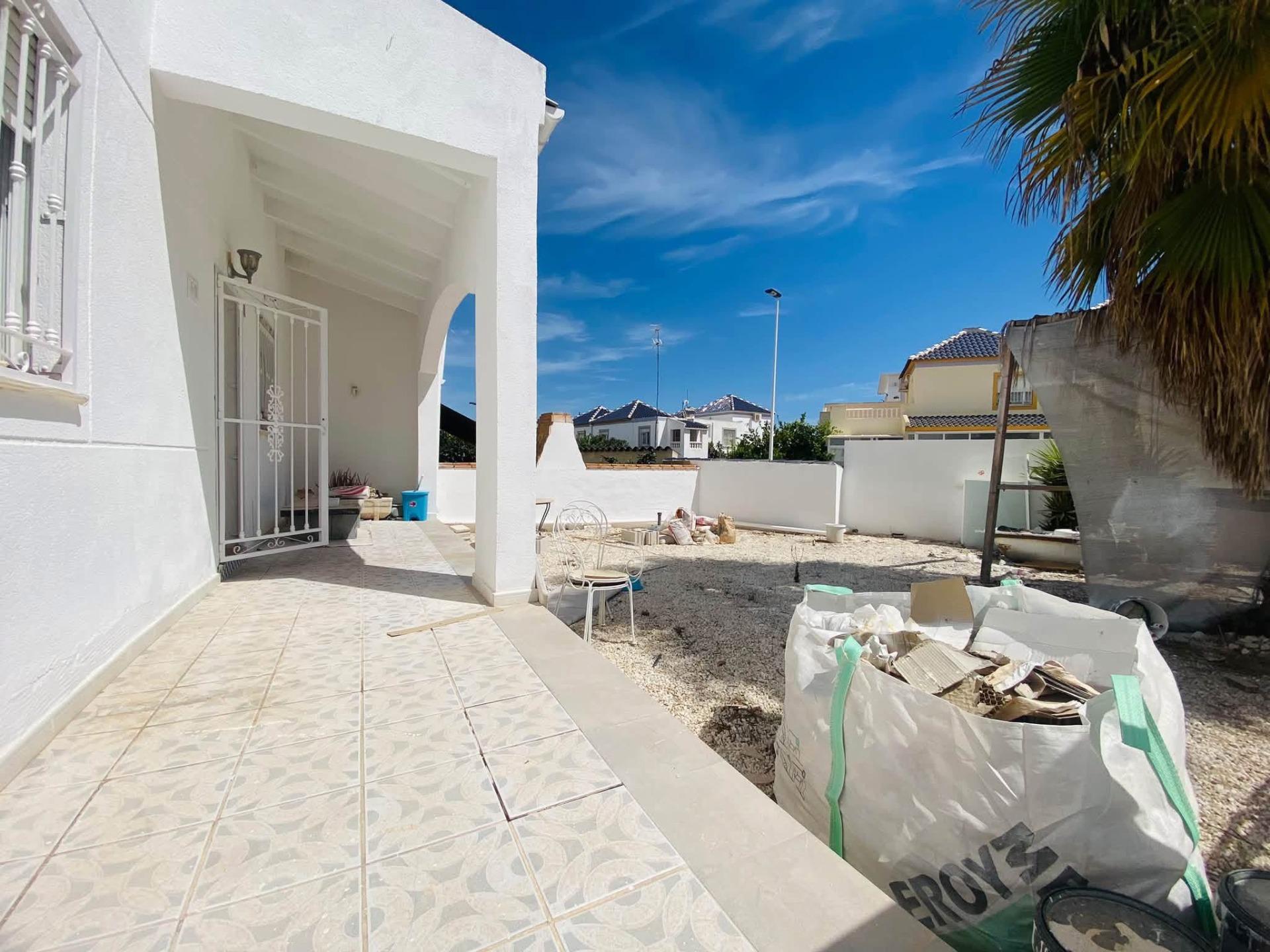 Encantadora Villa con Piscina en Torrevieja, Cerca del Mar, Descubre esta villa de 85m² en Los Balcones, Torrevieja (Alicante). A 1.8km de la playa, 3 hab, jardín, terraza y piscina. Ideal inversión o vivienda. ¡199.000€