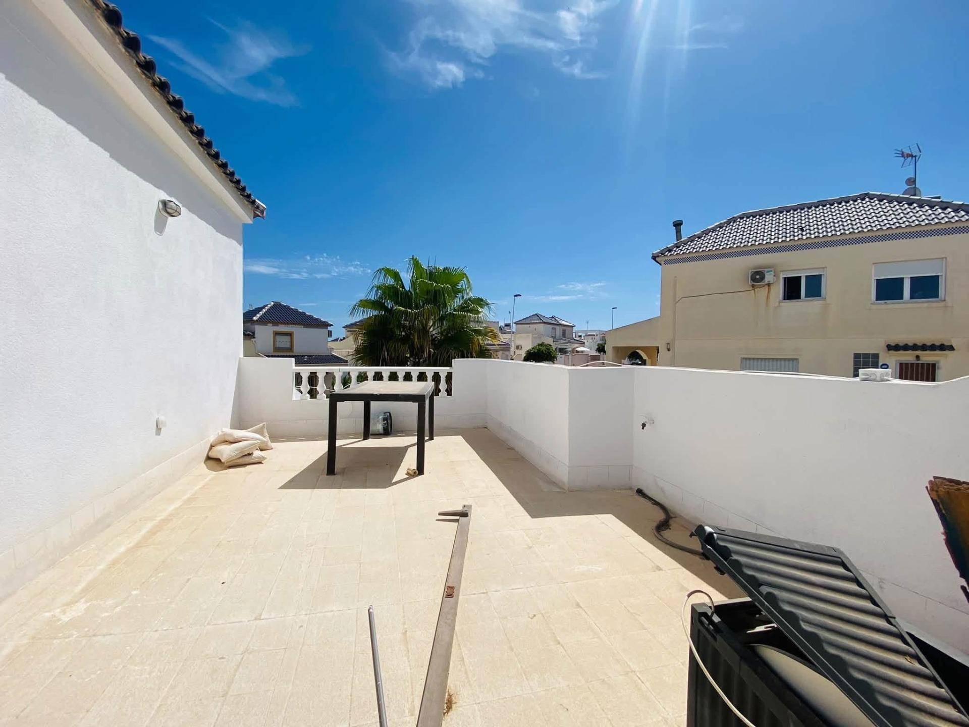 Encantadora Villa con Piscina en Torrevieja, Cerca del Mar, Descubre esta villa de 85m² en Los Balcones, Torrevieja (Alicante). A 1.8km de la playa, 3 hab, jardín, terraza y piscina. Ideal inversión o vivienda. ¡199.000€
