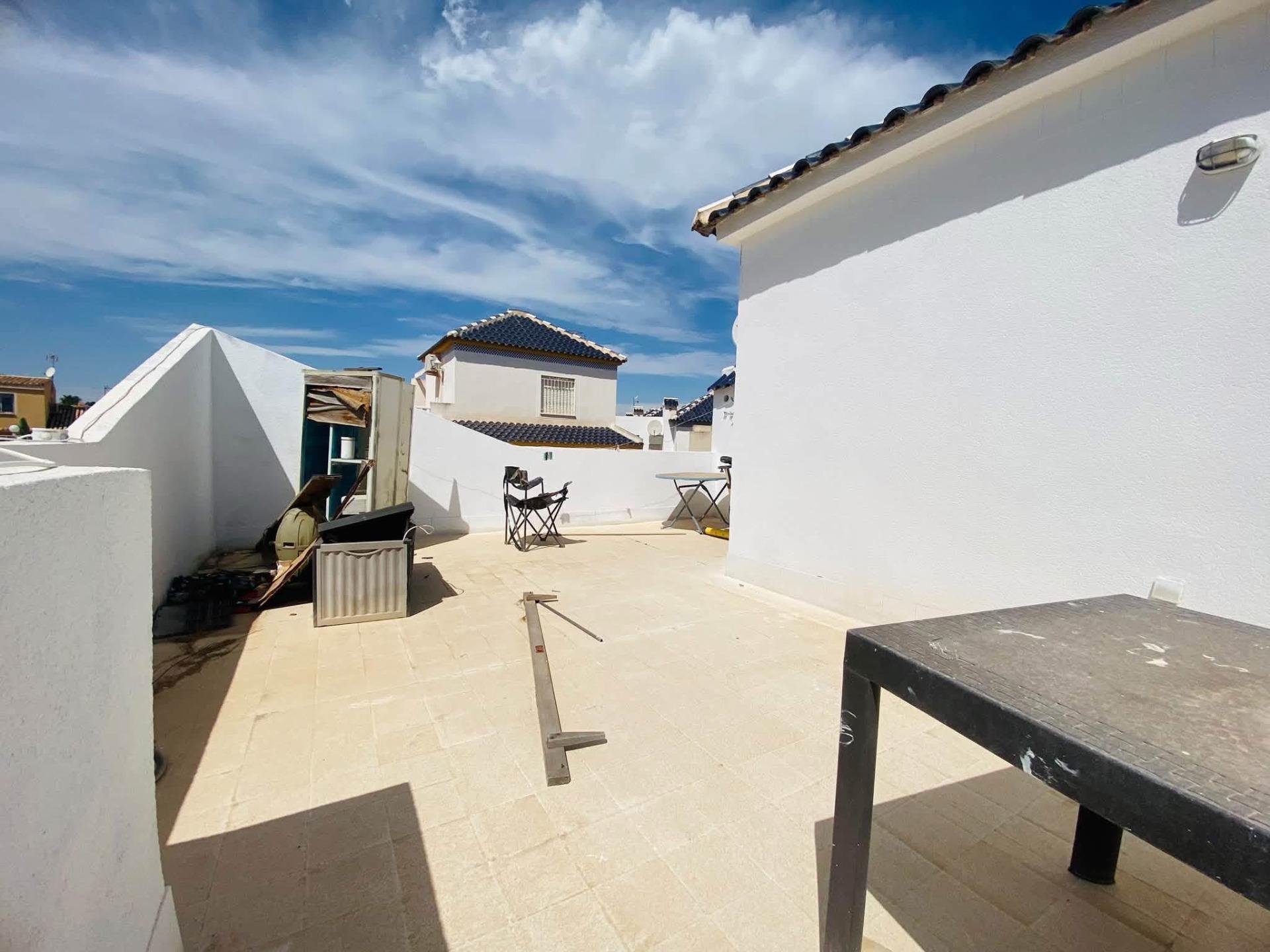 Encantadora Villa con Piscina en Torrevieja, Cerca del Mar, Descubre esta villa de 85m² en Los Balcones, Torrevieja (Alicante). A 1.8km de la playa, 3 hab, jardín, terraza y piscina. Ideal inversión o vivienda. ¡199.000€