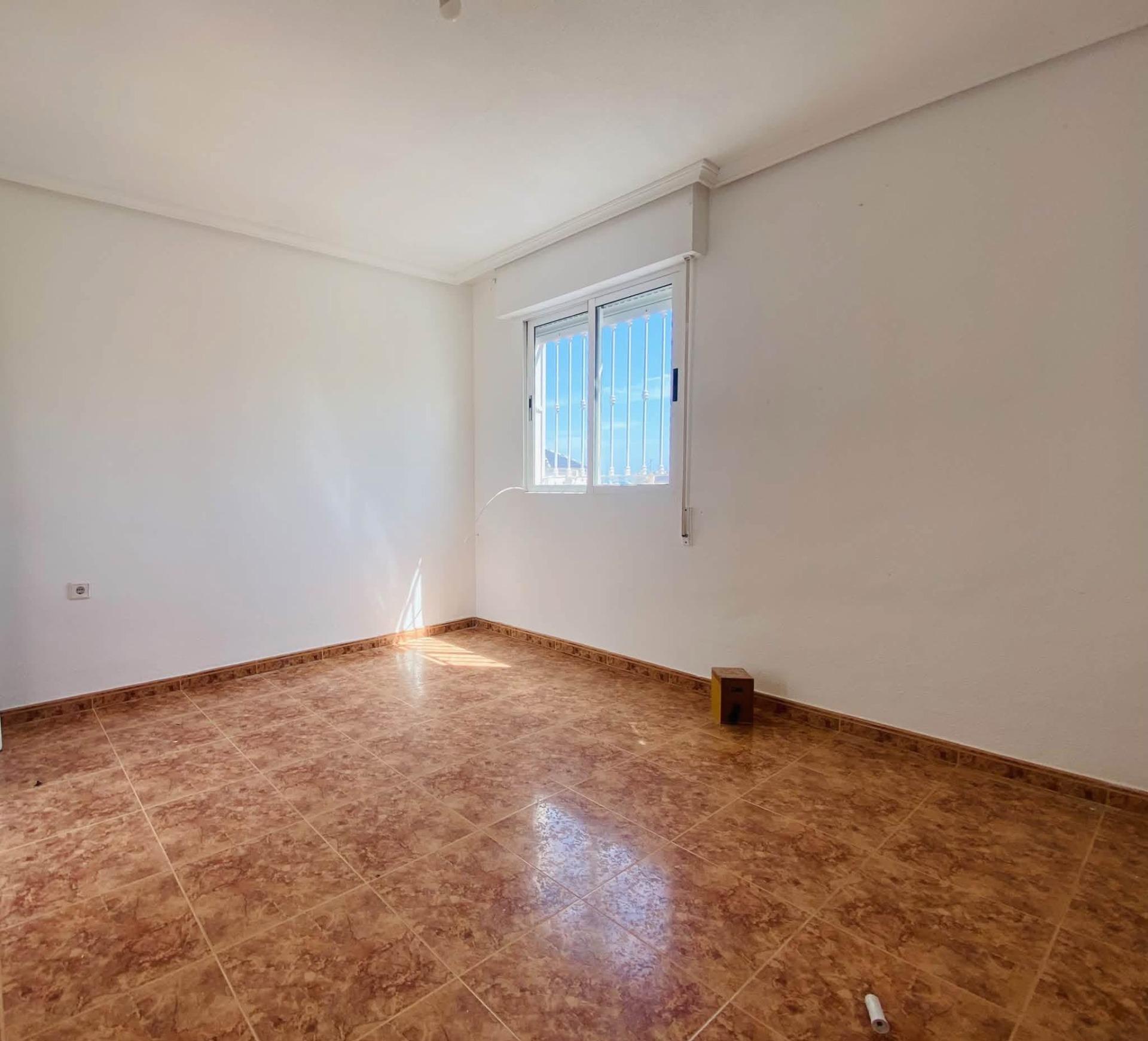 Encantadora Villa con Piscina en Torrevieja, Cerca del Mar, Descubre esta villa de 85m² en Los Balcones, Torrevieja (Alicante). A 1.8km de la playa, 3 hab, jardín, terraza y piscina. Ideal inversión o vivienda. ¡199.000€