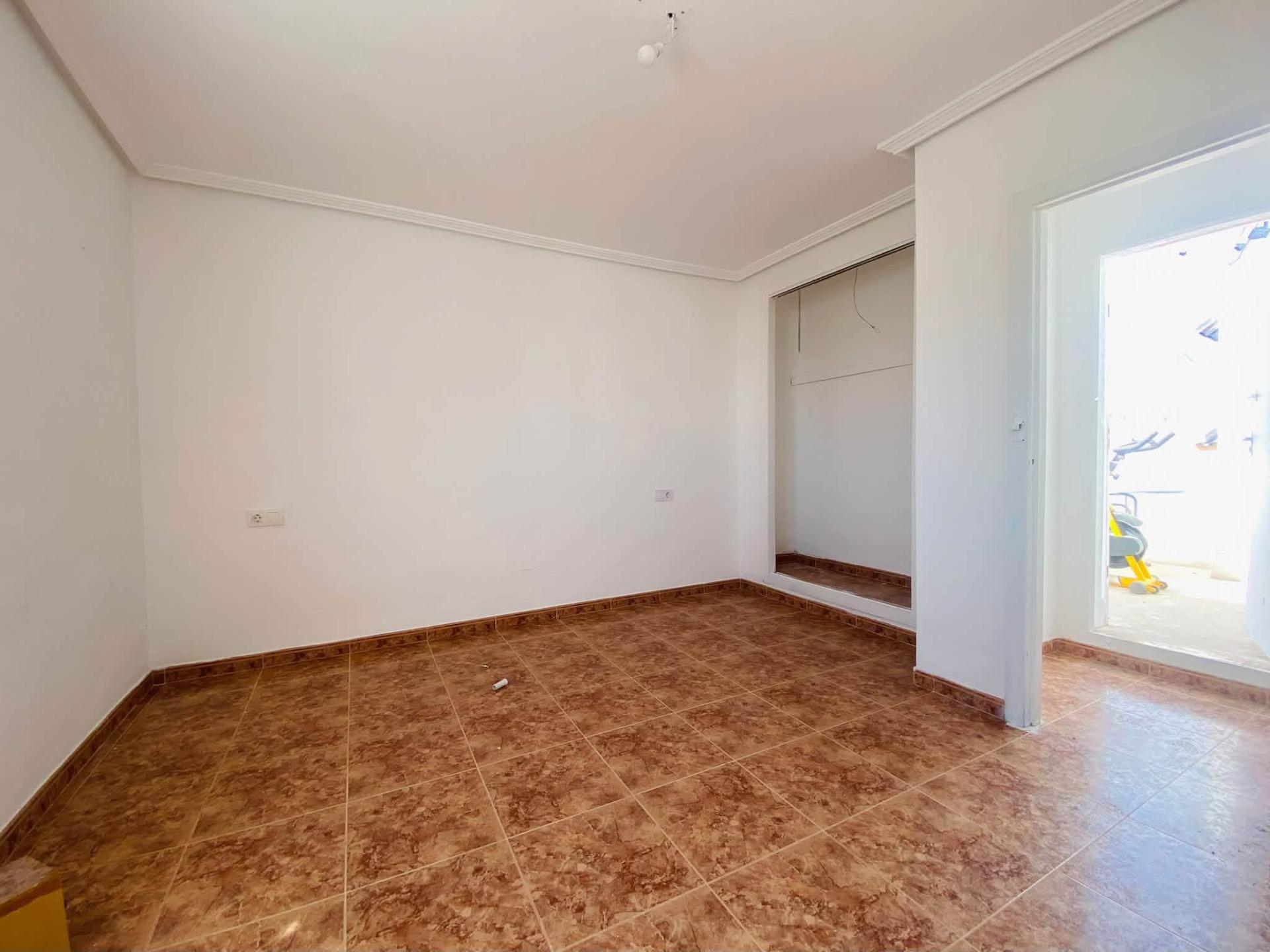 Encantadora Villa con Piscina en Torrevieja, Cerca del Mar, Descubre esta villa de 85m² en Los Balcones, Torrevieja (Alicante). A 1.8km de la playa, 3 hab, jardín, terraza y piscina. Ideal inversión o vivienda. ¡199.000€
