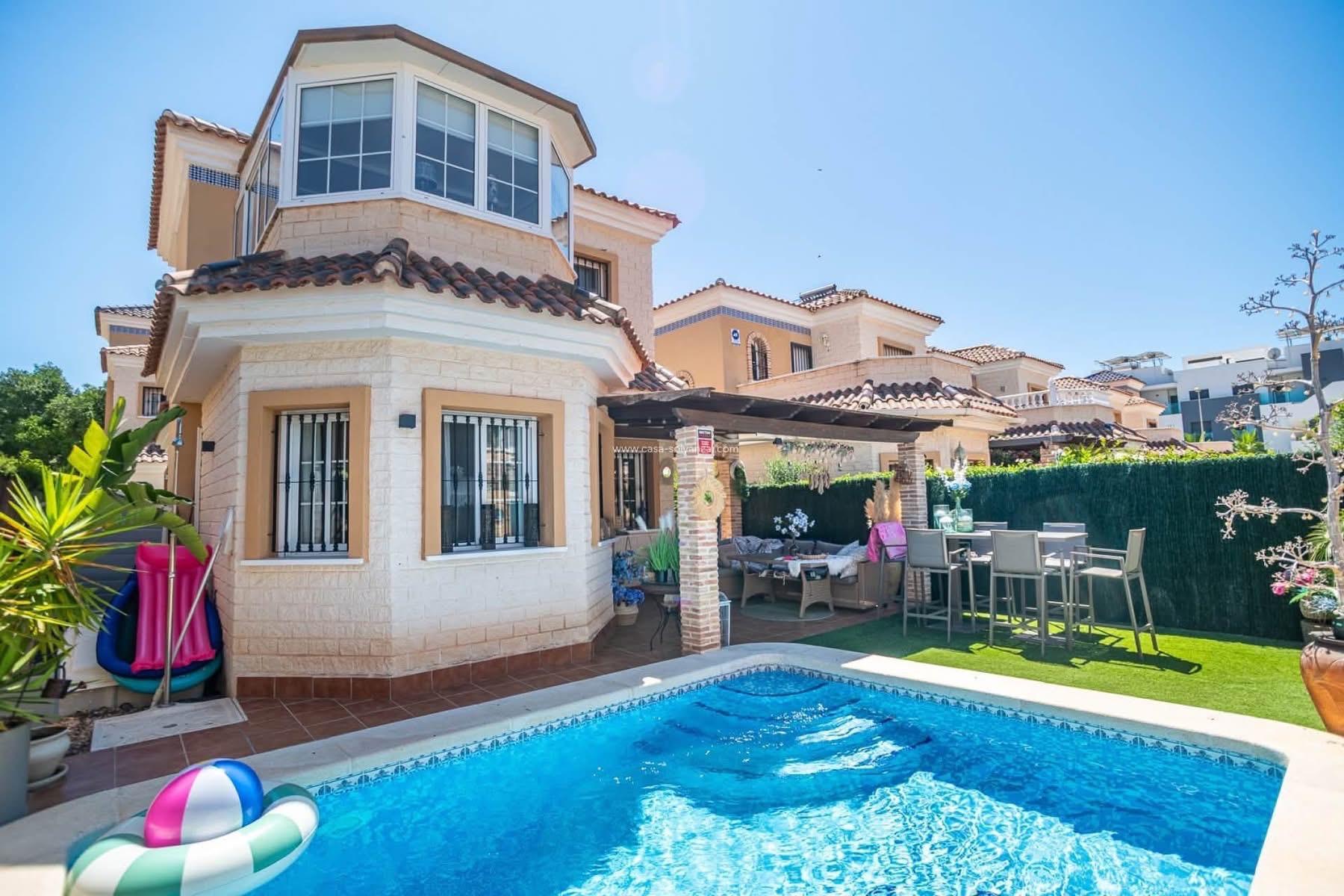 Villa Moderna con Piscina Privada en Guardamar del Segura, Descubre esta villa moderna de lujo en Guardamar del Segura, Alicante. Con 3 hab, 2 baños, diseño contemporáneo y oasis privado. Cerca de playas y servicios. ¡T