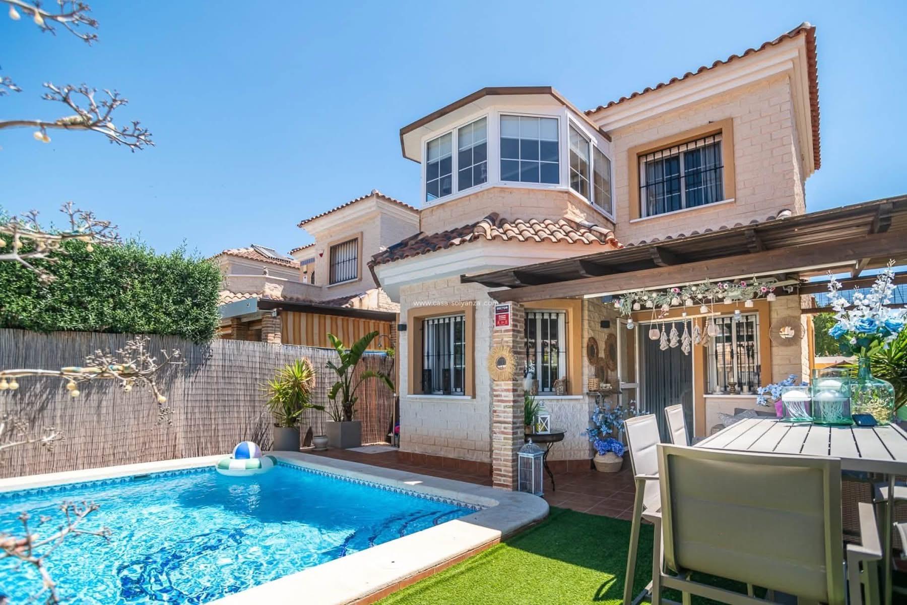 Villa Moderna con Piscina Privada en Guardamar del Segura, Descubre esta villa moderna de lujo en Guardamar del Segura, Alicante. Con 3 hab, 2 baños, diseño contemporáneo y oasis privado. Cerca de playas y servicios. ¡T