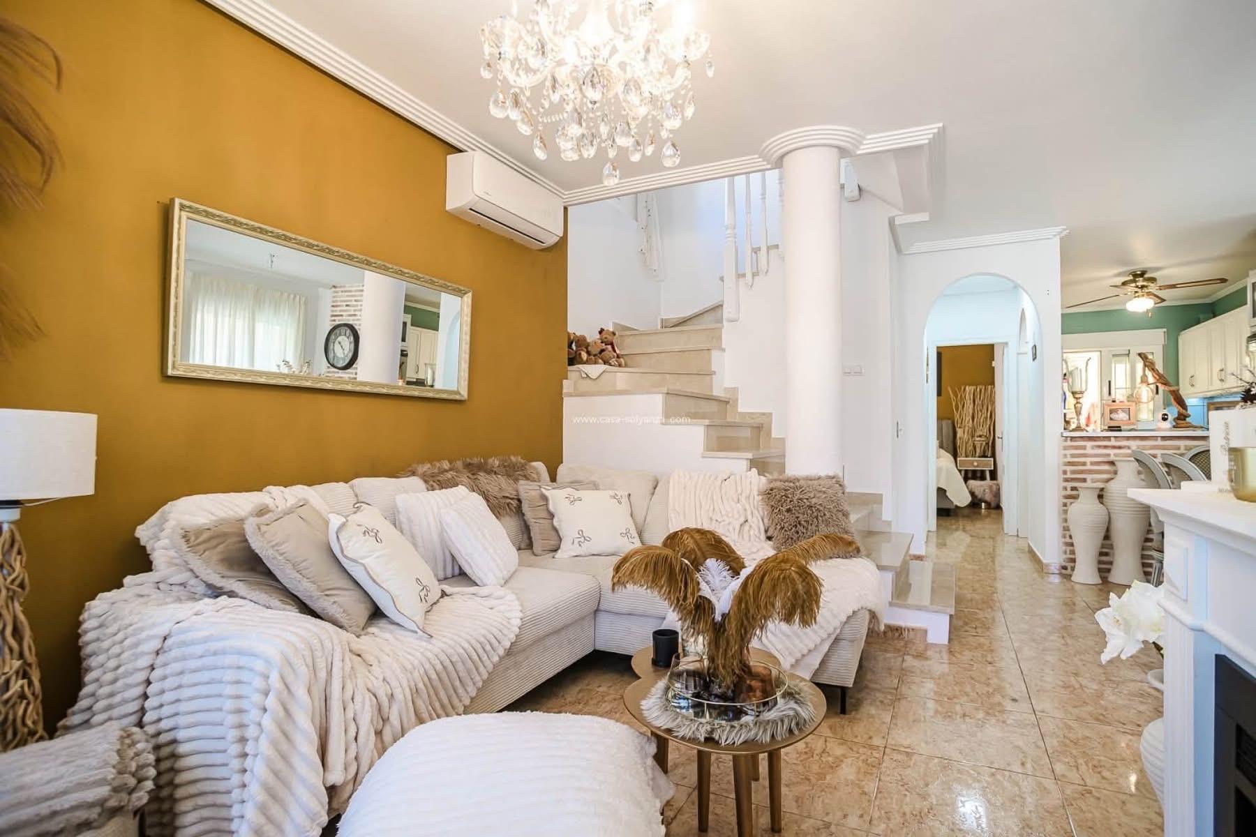 Villa Moderna con Piscina Privada en Guardamar del Segura, Descubre esta villa moderna de lujo en Guardamar del Segura, Alicante. Con 3 hab, 2 baños, diseño contemporáneo y oasis privado. Cerca de playas y servicios. ¡T