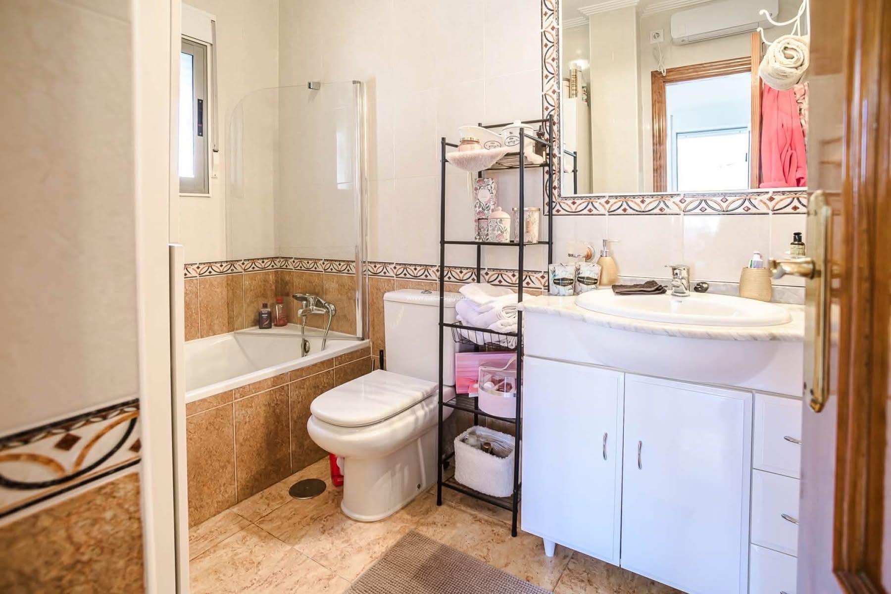 Villa Moderna con Piscina Privada en Guardamar del Segura, Descubre esta villa moderna de lujo en Guardamar del Segura, Alicante. Con 3 hab, 2 baños, diseño contemporáneo y oasis privado. Cerca de playas y servicios. ¡T