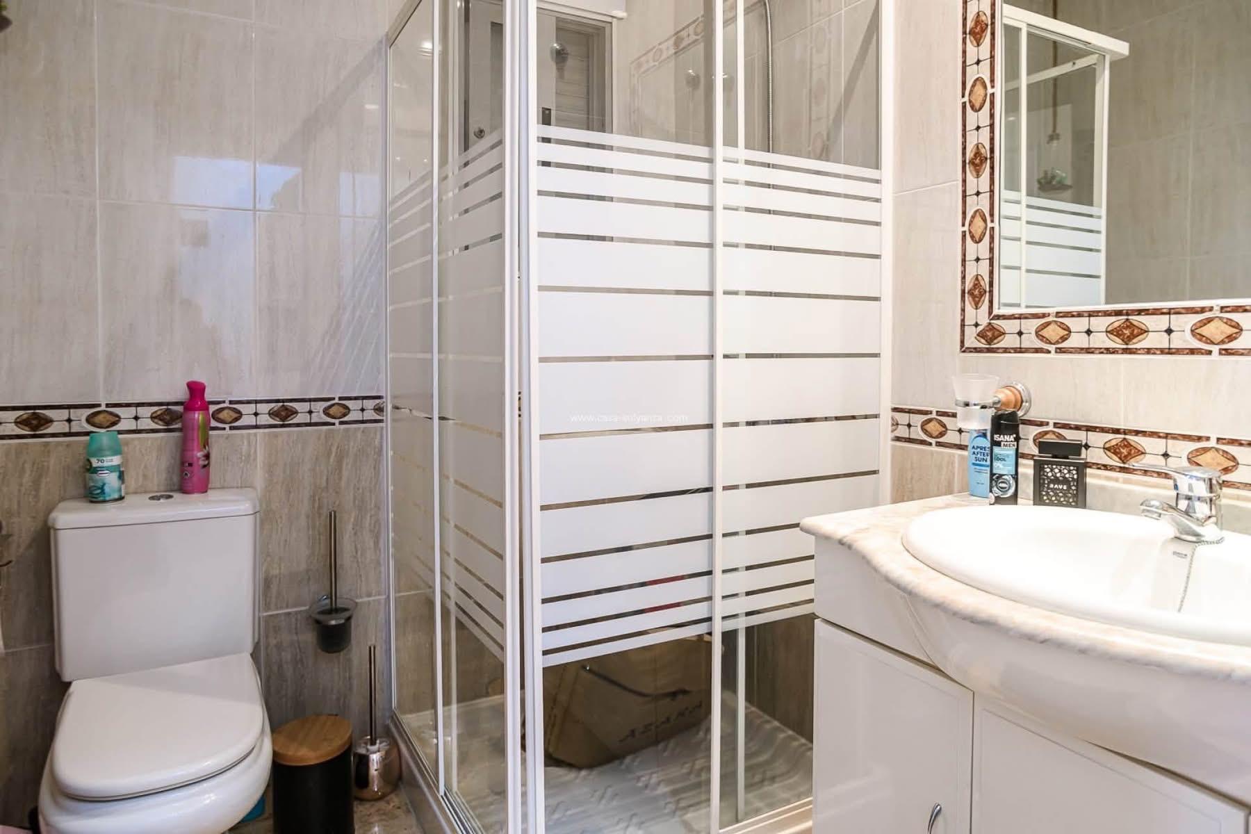 Villa Moderna con Piscina Privada en Guardamar del Segura, Descubre esta villa moderna de lujo en Guardamar del Segura, Alicante. Con 3 hab, 2 baños, diseño contemporáneo y oasis privado. Cerca de playas y servicios. ¡T