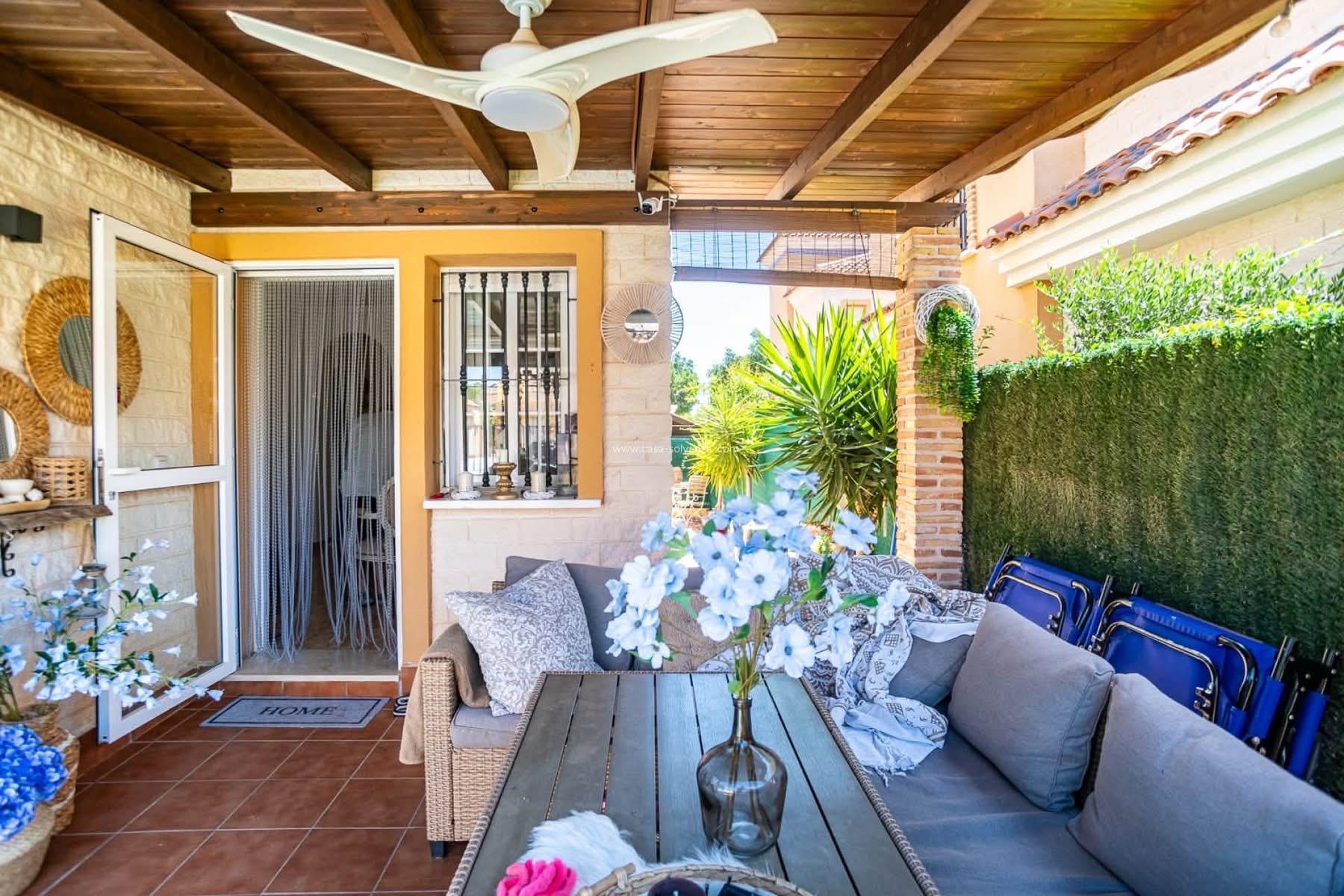 Villa Moderna con Piscina Privada en Guardamar del Segura, Descubre esta villa moderna de lujo en Guardamar del Segura, Alicante. Con 3 hab, 2 baños, diseño contemporáneo y oasis privado. Cerca de playas y servicios. ¡T