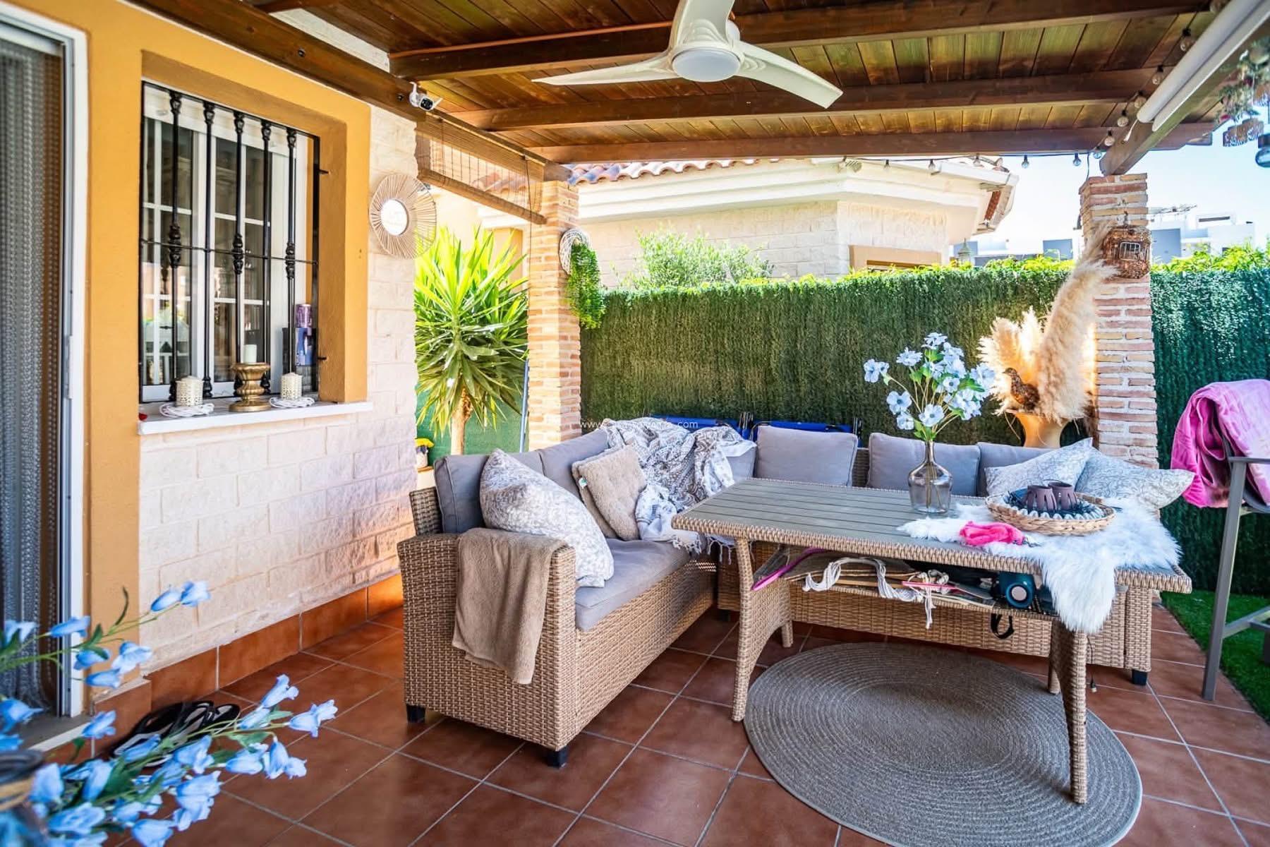 Villa Moderna con Piscina Privada en Guardamar del Segura, Descubre esta villa moderna de lujo en Guardamar del Segura, Alicante. Con 3 hab, 2 baños, diseño contemporáneo y oasis privado. Cerca de playas y servicios. ¡T