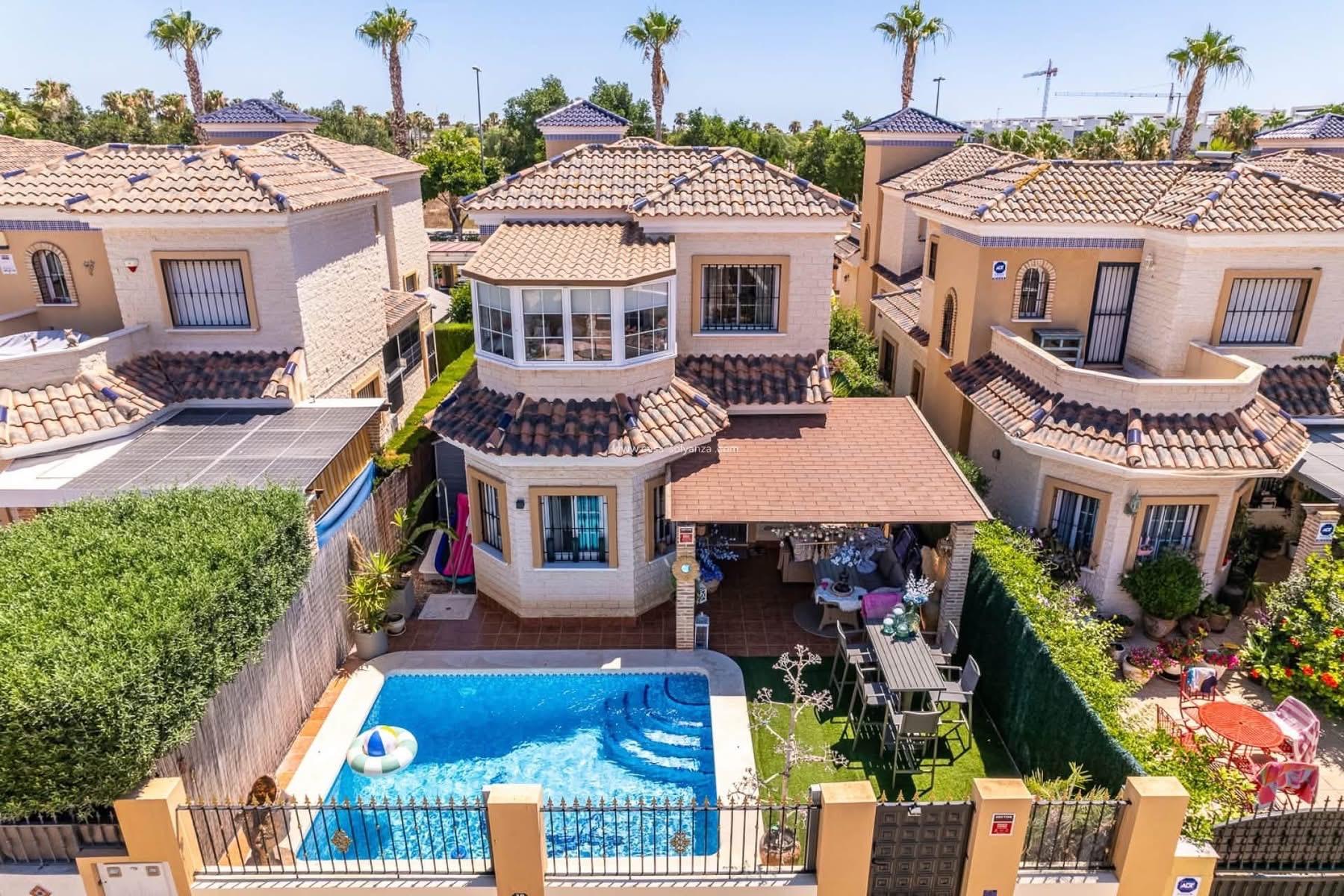 Villa Moderna con Piscina Privada en Guardamar del Segura, Descubre esta villa moderna de lujo en Guardamar del Segura, Alicante. Con 3 hab, 2 baños, diseño contemporáneo y oasis privado. Cerca de playas y servicios. ¡T