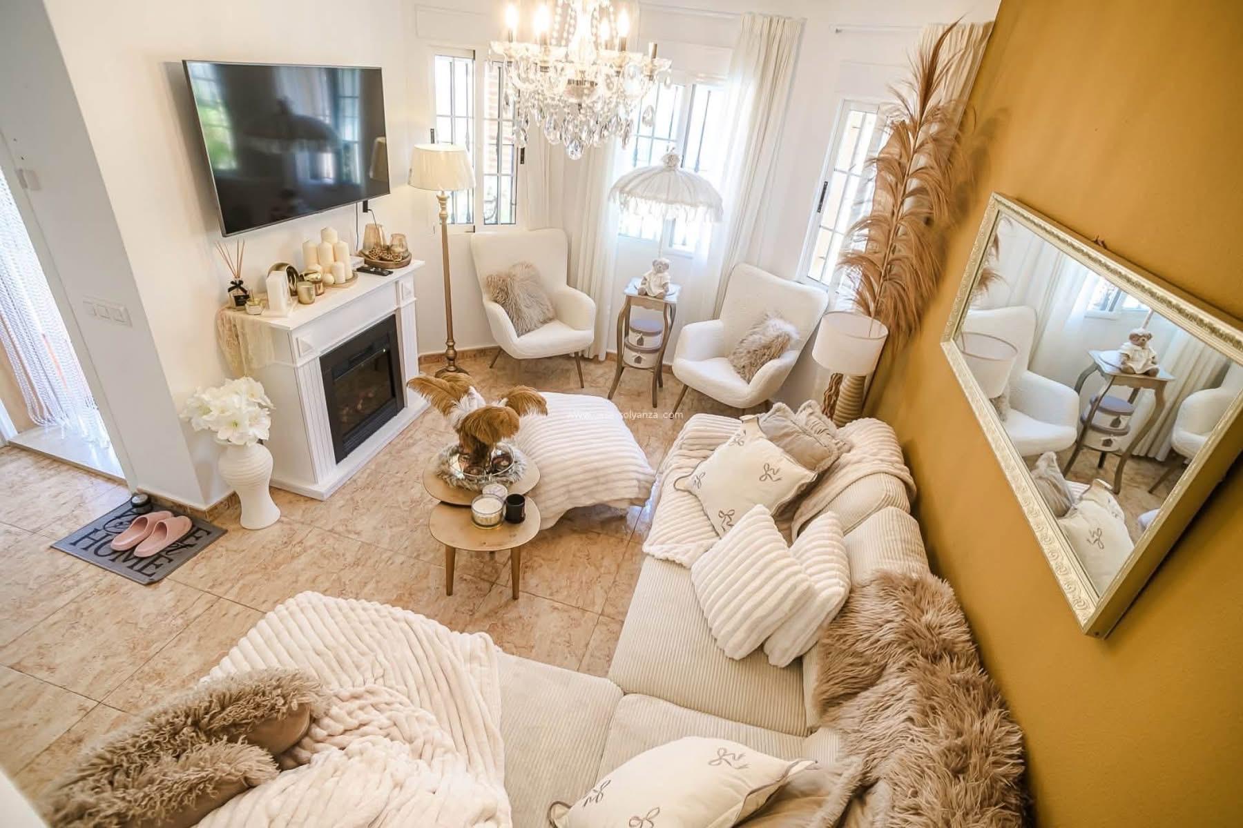 Villa Moderna con Piscina Privada en Guardamar del Segura, Descubre esta villa moderna de lujo en Guardamar del Segura, Alicante. Con 3 hab, 2 baños, diseño contemporáneo y oasis privado. Cerca de playas y servicios. ¡T