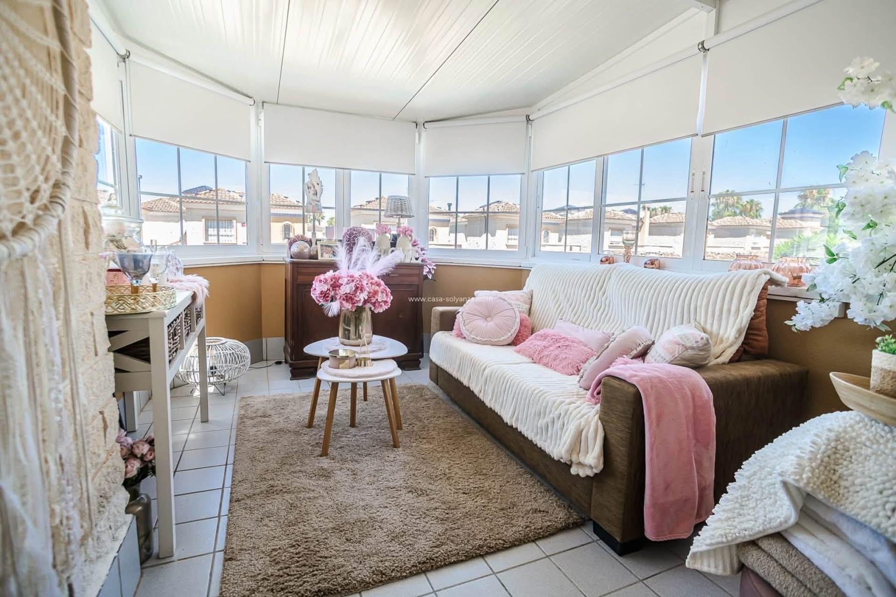 Villa Moderna con Piscina Privada en Guardamar del Segura, Descubre esta villa moderna de lujo en Guardamar del Segura, Alicante. Con 3 hab, 2 baños, diseño contemporáneo y oasis privado. Cerca de playas y servicios. ¡T