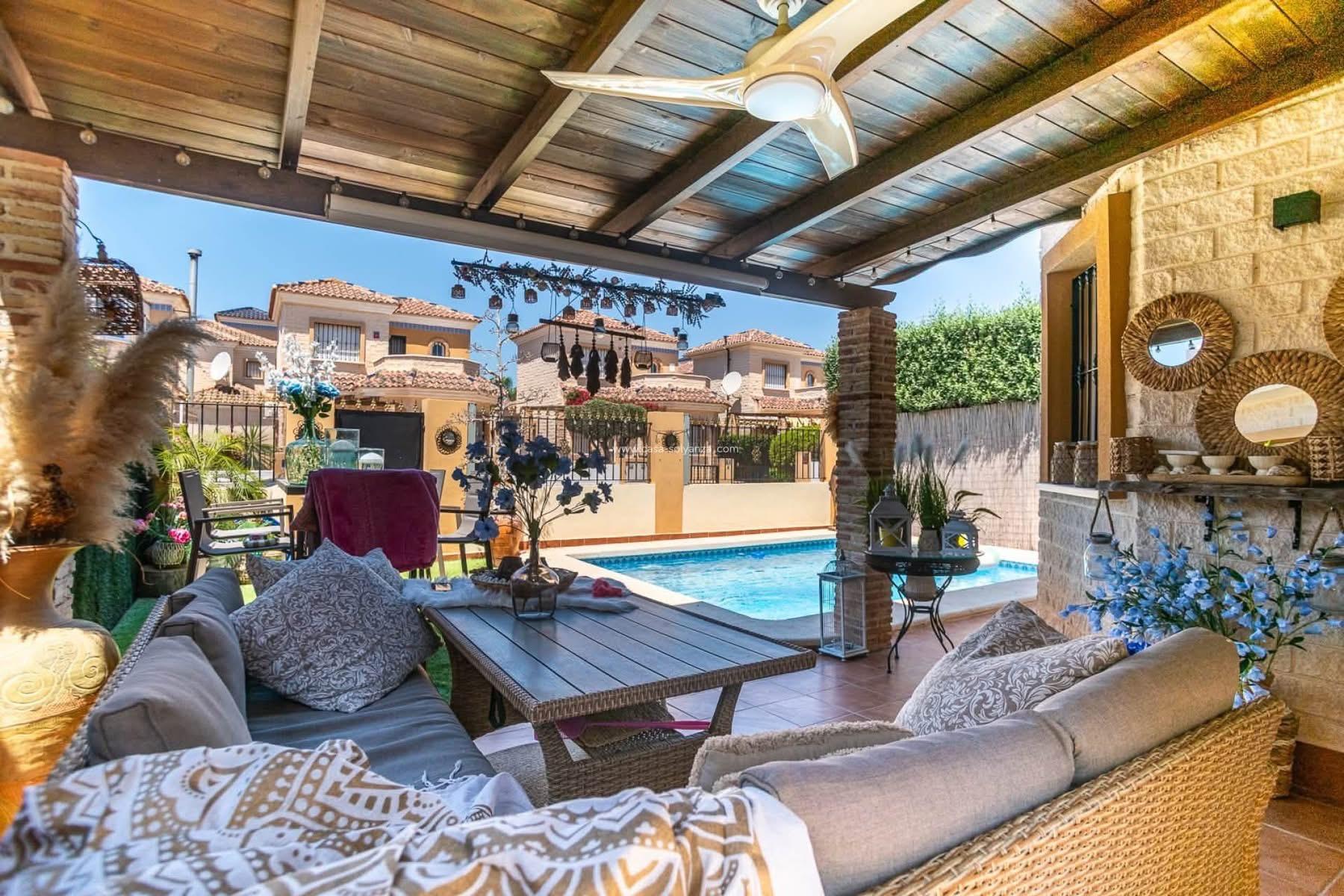 Villa Moderna con Piscina Privada en Guardamar del Segura, Descubre esta villa moderna de lujo en Guardamar del Segura, Alicante. Con 3 hab, 2 baños, diseño contemporáneo y oasis privado. Cerca de playas y servicios. ¡T