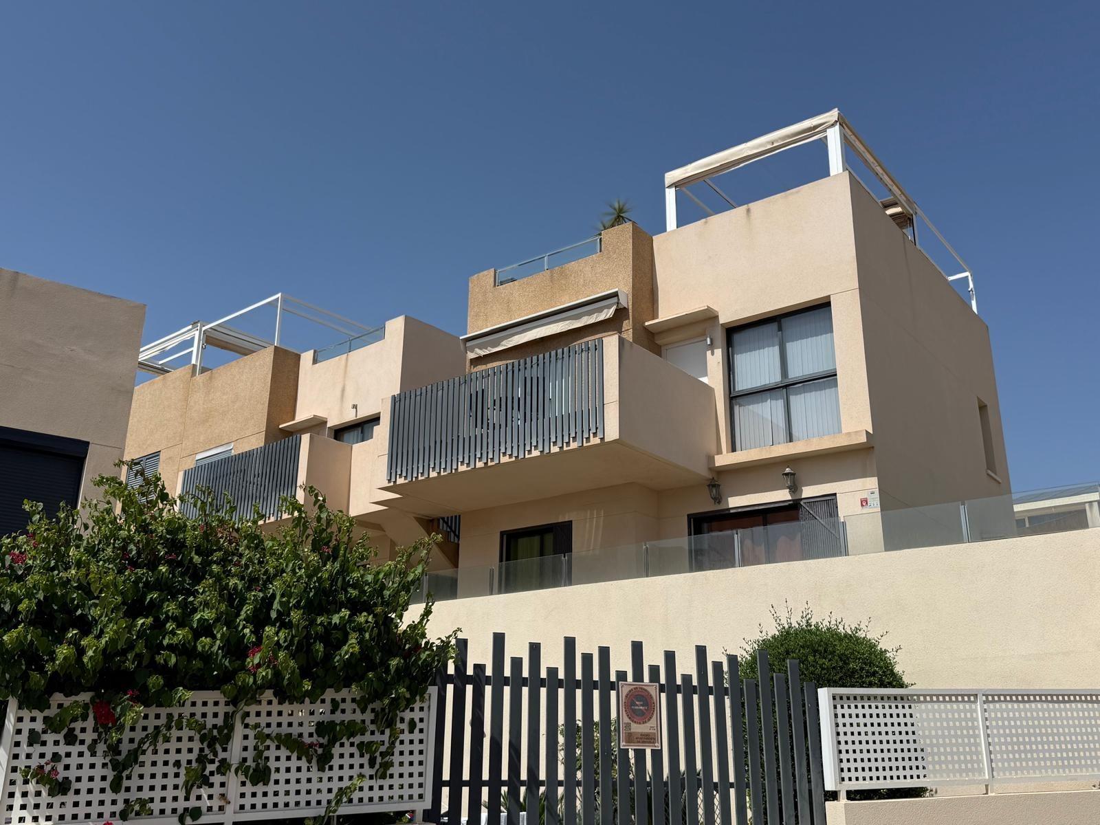 Bungalow exclusivo en La Zenia: sol, playa y confort., Bungalow en La Zenia, Orihuela Costa. 2 hab, 2 baños, a 1km de la playa. Luminoso, parking privado. Cerca de La Zenia Boulevard. ¡Tu hogar o inversión por 299.0