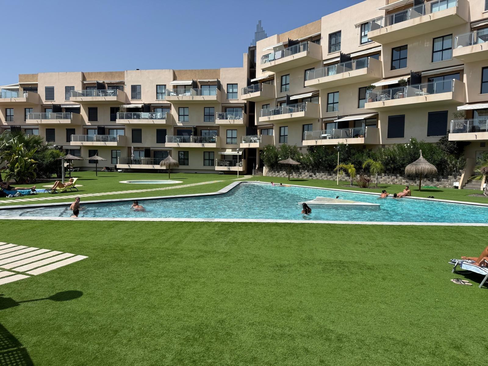 Bungalow exclusivo en La Zenia: sol, playa y confort., Bungalow en La Zenia, Orihuela Costa. 2 hab, 2 baños, a 1km de la playa. Luminoso, parking privado. Cerca de La Zenia Boulevard. ¡Tu hogar o inversión por 299.0