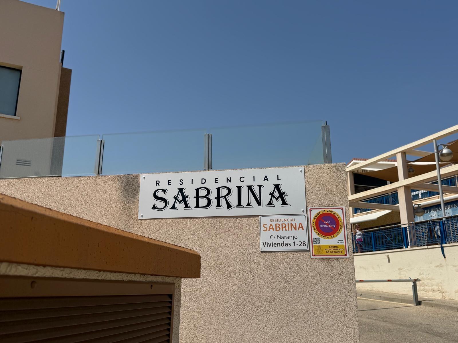 Bungalow exclusivo en La Zenia: sol, playa y confort., Bungalow en La Zenia, Orihuela Costa. 2 hab, 2 baños, a 1km de la playa. Luminoso, parking privado. Cerca de La Zenia Boulevard. ¡Tu hogar o inversión por 299.0