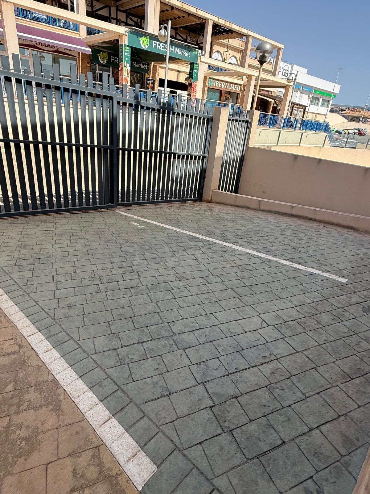 Bungalow exclusivo en La Zenia: sol, playa y confort., Bungalow en La Zenia, Orihuela Costa. 2 hab, 2 baños, a 1km de la playa. Luminoso, parking privado. Cerca de La Zenia Boulevard. ¡Tu hogar o inversión por 299.0