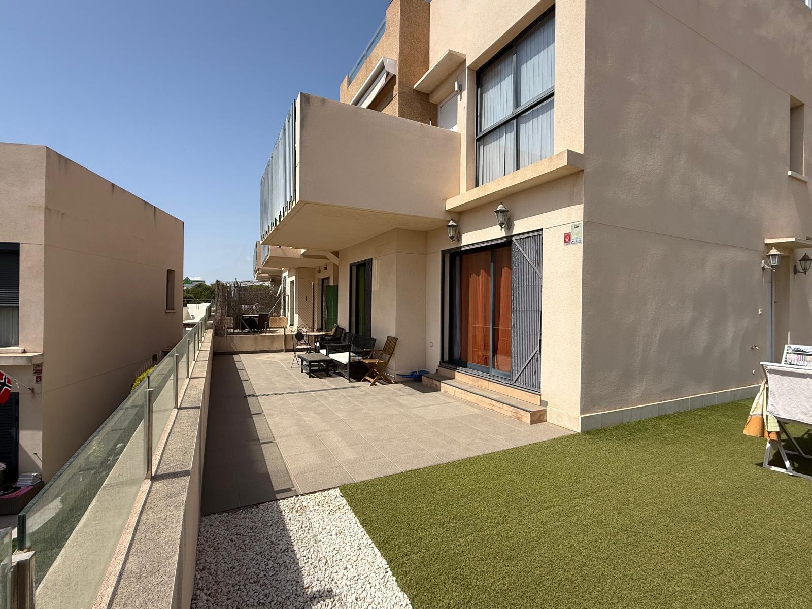 Bungalow exclusivo en La Zenia: sol, playa y confort., Bungalow en La Zenia, Orihuela Costa. 2 hab, 2 baños, a 1km de la playa. Luminoso, parking privado. Cerca de La Zenia Boulevard. ¡Tu hogar o inversión por 299.0