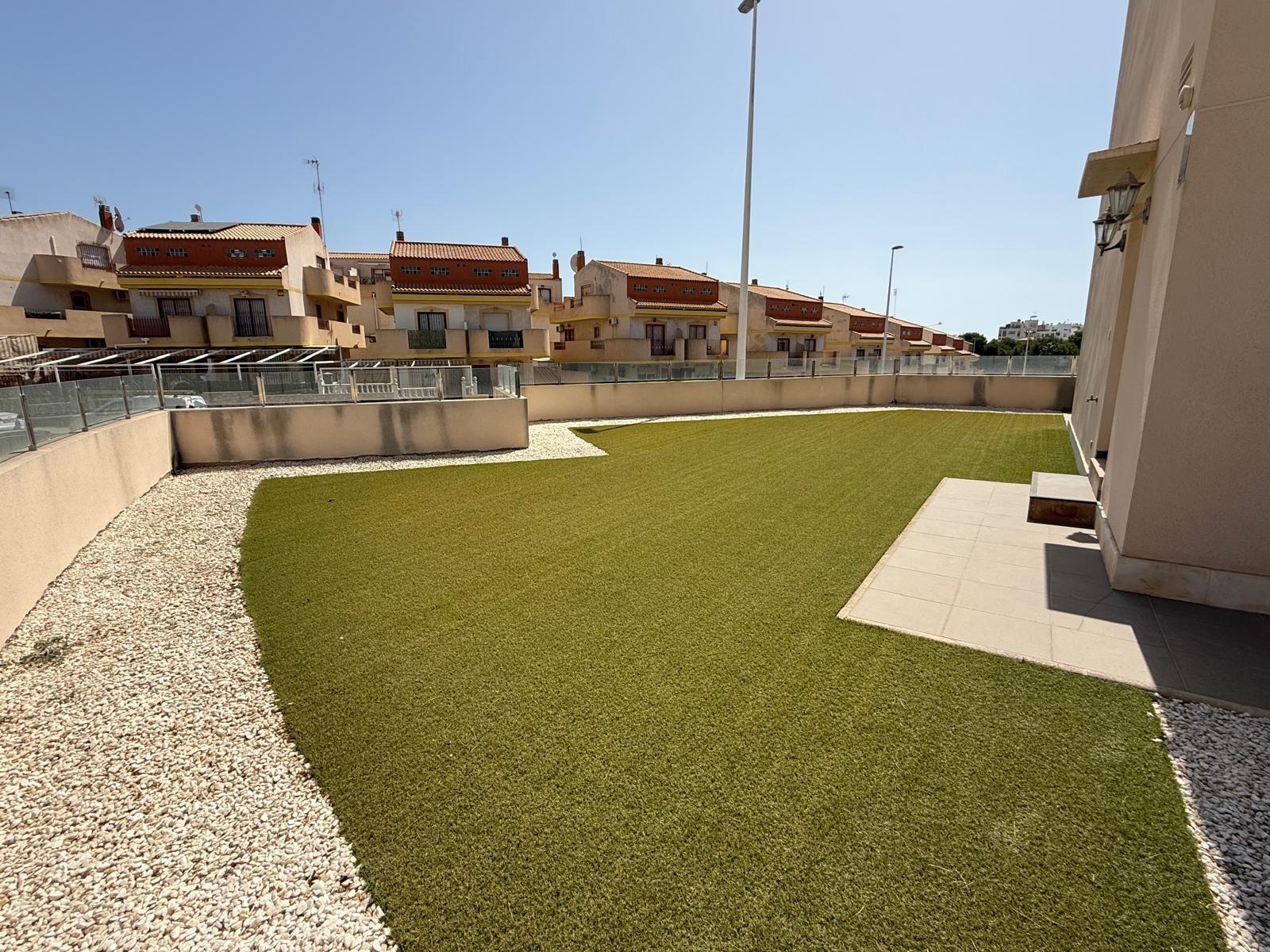 Bungalow exclusivo en La Zenia: sol, playa y confort., Bungalow en La Zenia, Orihuela Costa. 2 hab, 2 baños, a 1km de la playa. Luminoso, parking privado. Cerca de La Zenia Boulevard. ¡Tu hogar o inversión por 299.0