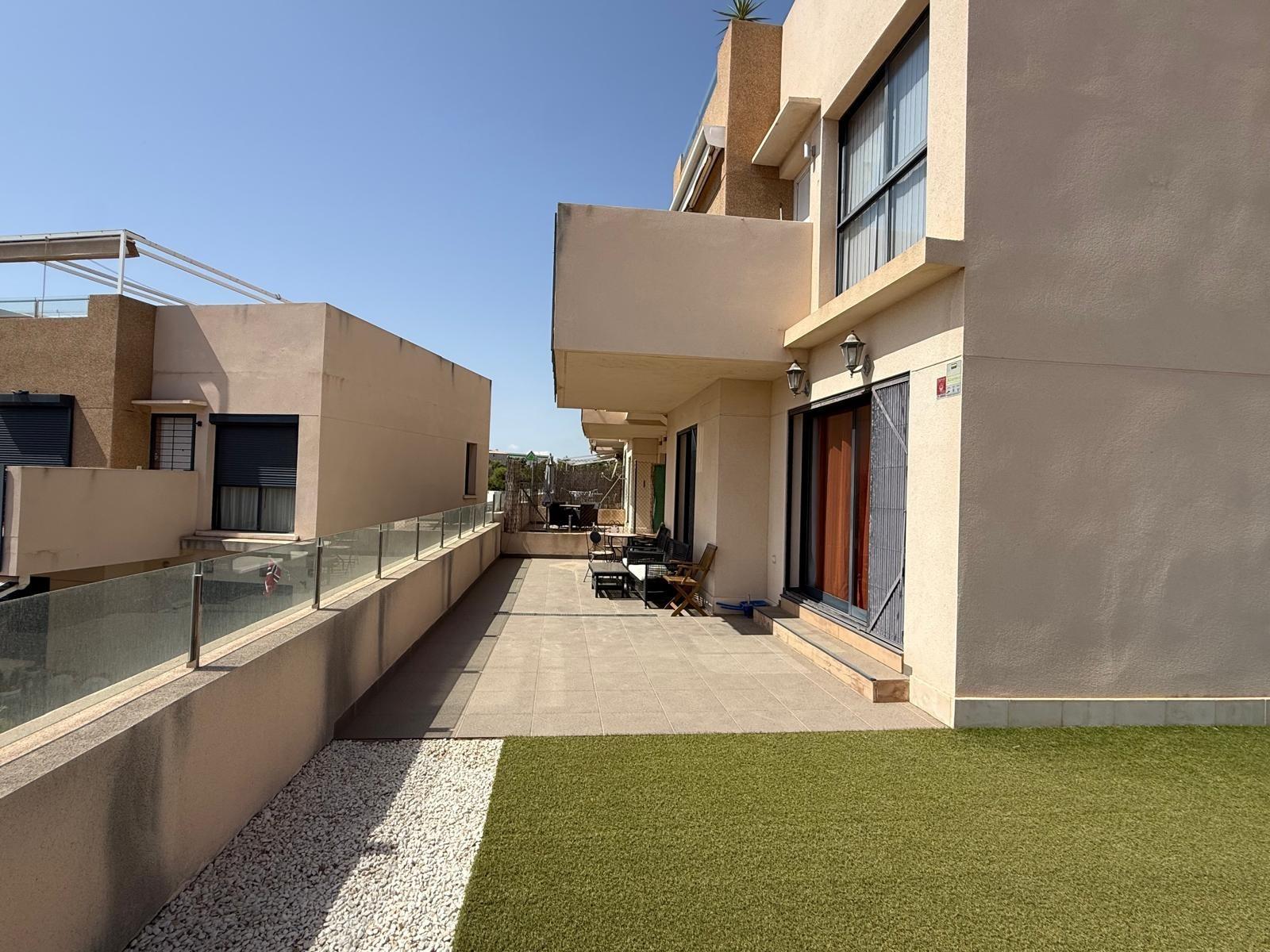 Bungalow exclusivo en La Zenia: sol, playa y confort., Bungalow en La Zenia, Orihuela Costa. 2 hab, 2 baños, a 1km de la playa. Luminoso, parking privado. Cerca de La Zenia Boulevard. ¡Tu hogar o inversión por 299.0