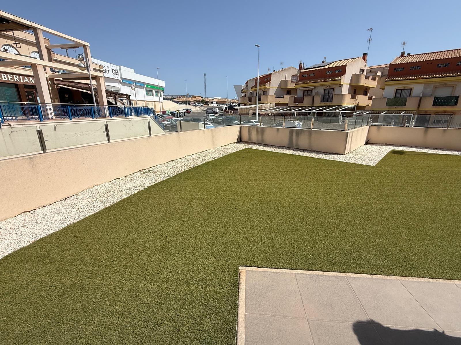 Bungalow exclusivo en La Zenia: sol, playa y confort., Bungalow en La Zenia, Orihuela Costa. 2 hab, 2 baños, a 1km de la playa. Luminoso, parking privado. Cerca de La Zenia Boulevard. ¡Tu hogar o inversión por 299.0