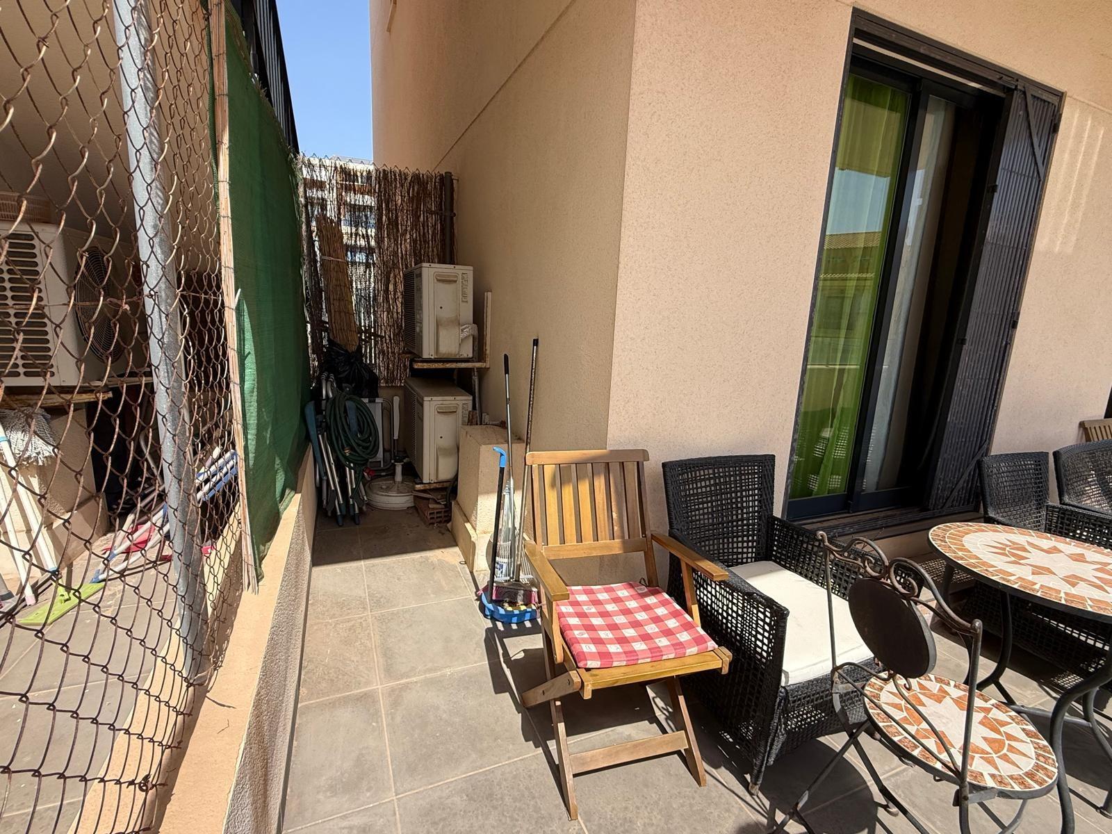 Bungalow exclusivo en La Zenia: sol, playa y confort., Bungalow en La Zenia, Orihuela Costa. 2 hab, 2 baños, a 1km de la playa. Luminoso, parking privado. Cerca de La Zenia Boulevard. ¡Tu hogar o inversión por 299.0