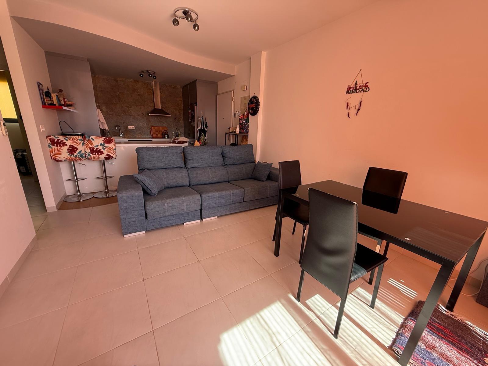 Bungalow exclusivo en La Zenia: sol, playa y confort., Bungalow en La Zenia, Orihuela Costa. 2 hab, 2 baños, a 1km de la playa. Luminoso, parking privado. Cerca de La Zenia Boulevard. ¡Tu hogar o inversión por 299.0