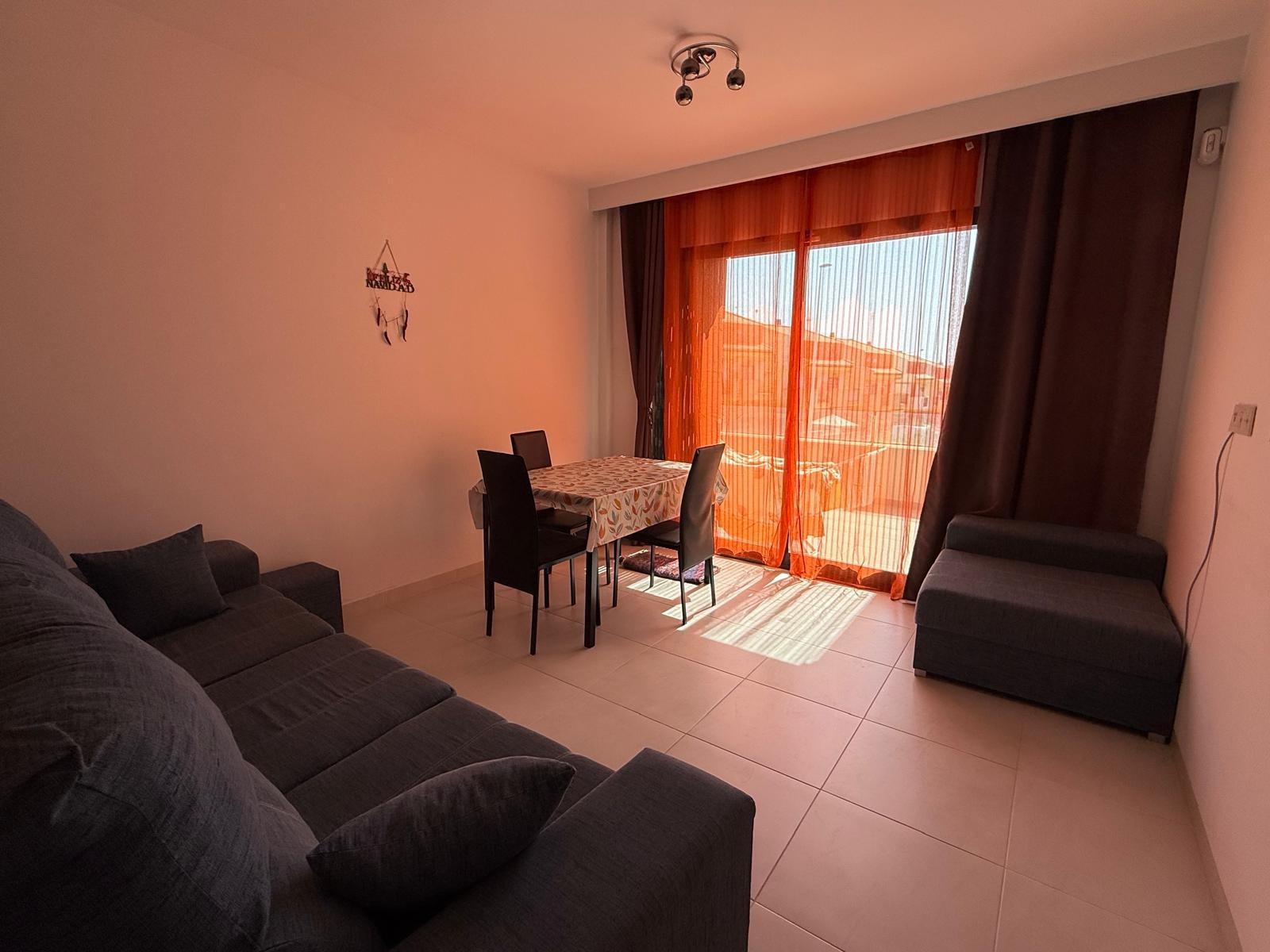 Bungalow exclusivo en La Zenia: sol, playa y confort., Bungalow en La Zenia, Orihuela Costa. 2 hab, 2 baños, a 1km de la playa. Luminoso, parking privado. Cerca de La Zenia Boulevard. ¡Tu hogar o inversión por 299.0
