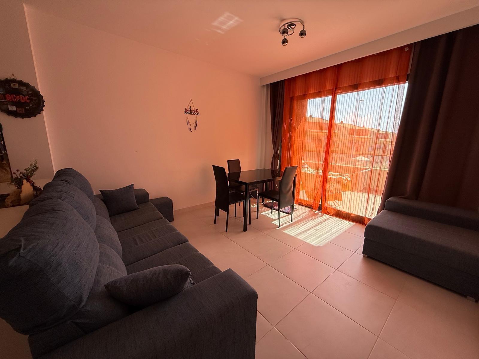 Bungalow exclusivo en La Zenia: sol, playa y confort., Bungalow en La Zenia, Orihuela Costa. 2 hab, 2 baños, a 1km de la playa. Luminoso, parking privado. Cerca de La Zenia Boulevard. ¡Tu hogar o inversión por 299.0
