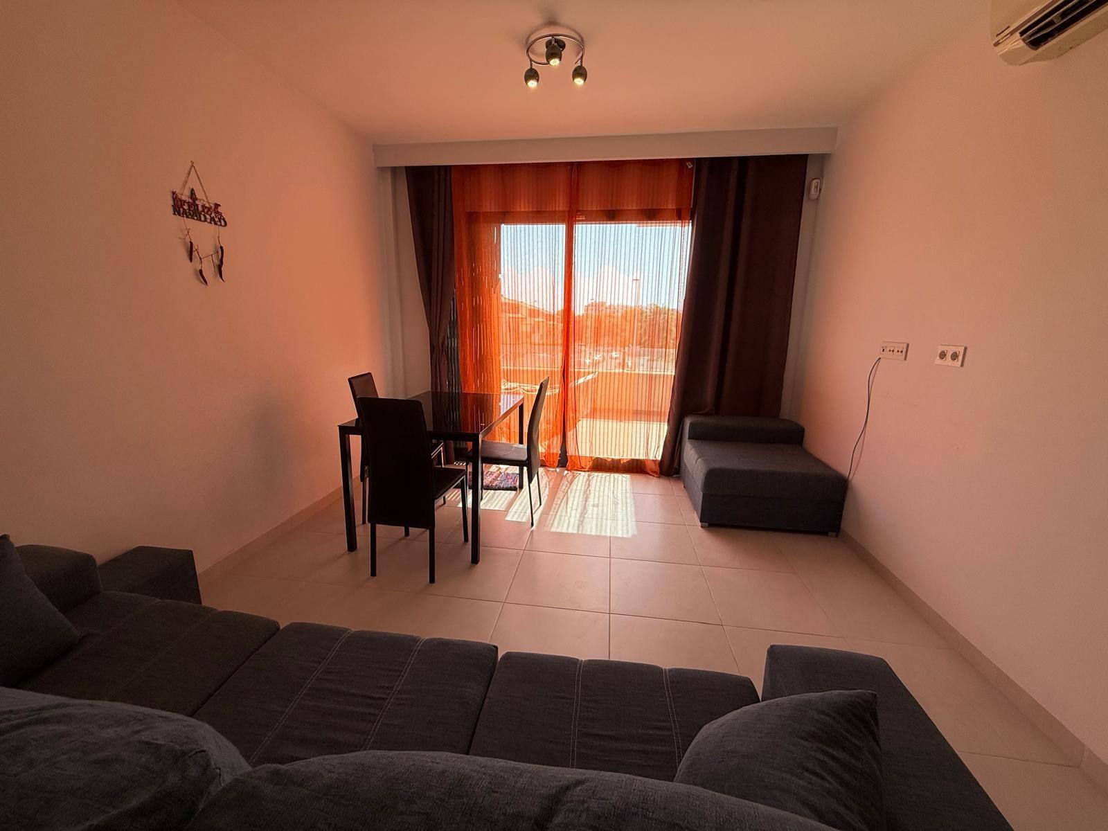 Bungalow exclusivo en La Zenia: sol, playa y confort., Bungalow en La Zenia, Orihuela Costa. 2 hab, 2 baños, a 1km de la playa. Luminoso, parking privado. Cerca de La Zenia Boulevard. ¡Tu hogar o inversión por 299.0