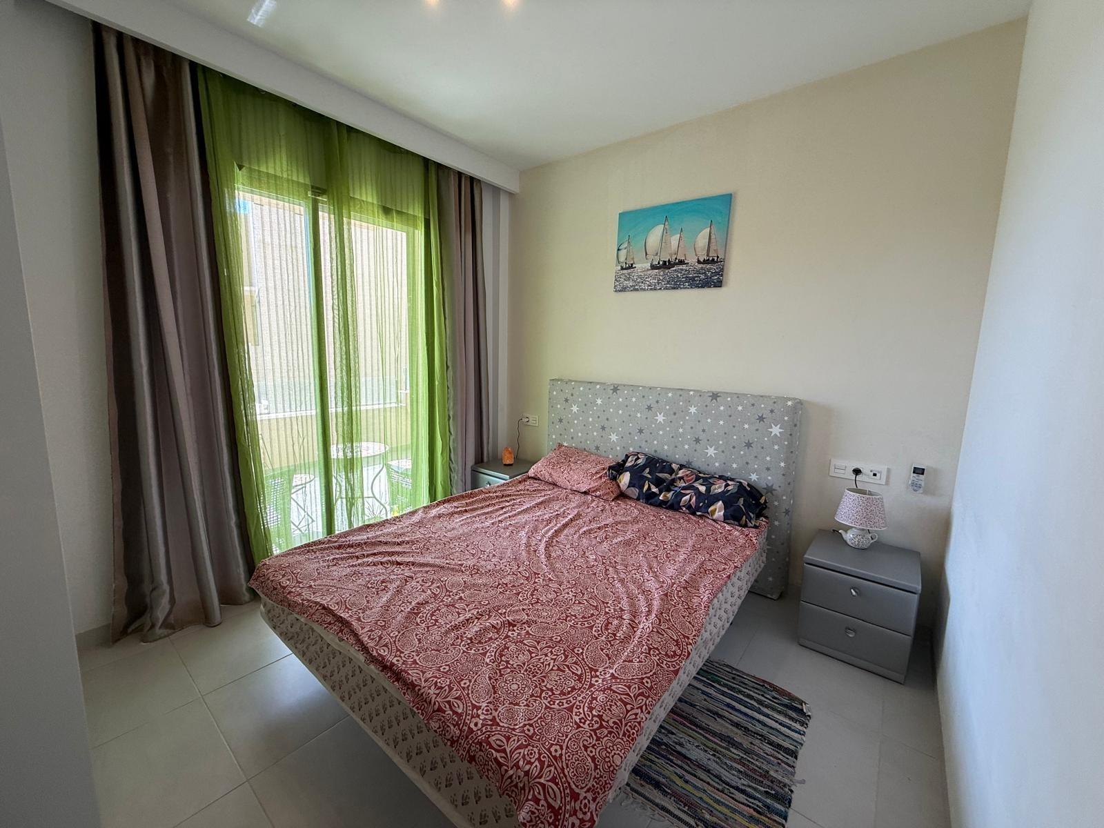 Bungalow exclusivo en La Zenia: sol, playa y confort., Bungalow en La Zenia, Orihuela Costa. 2 hab, 2 baños, a 1km de la playa. Luminoso, parking privado. Cerca de La Zenia Boulevard. ¡Tu hogar o inversión por 299.0