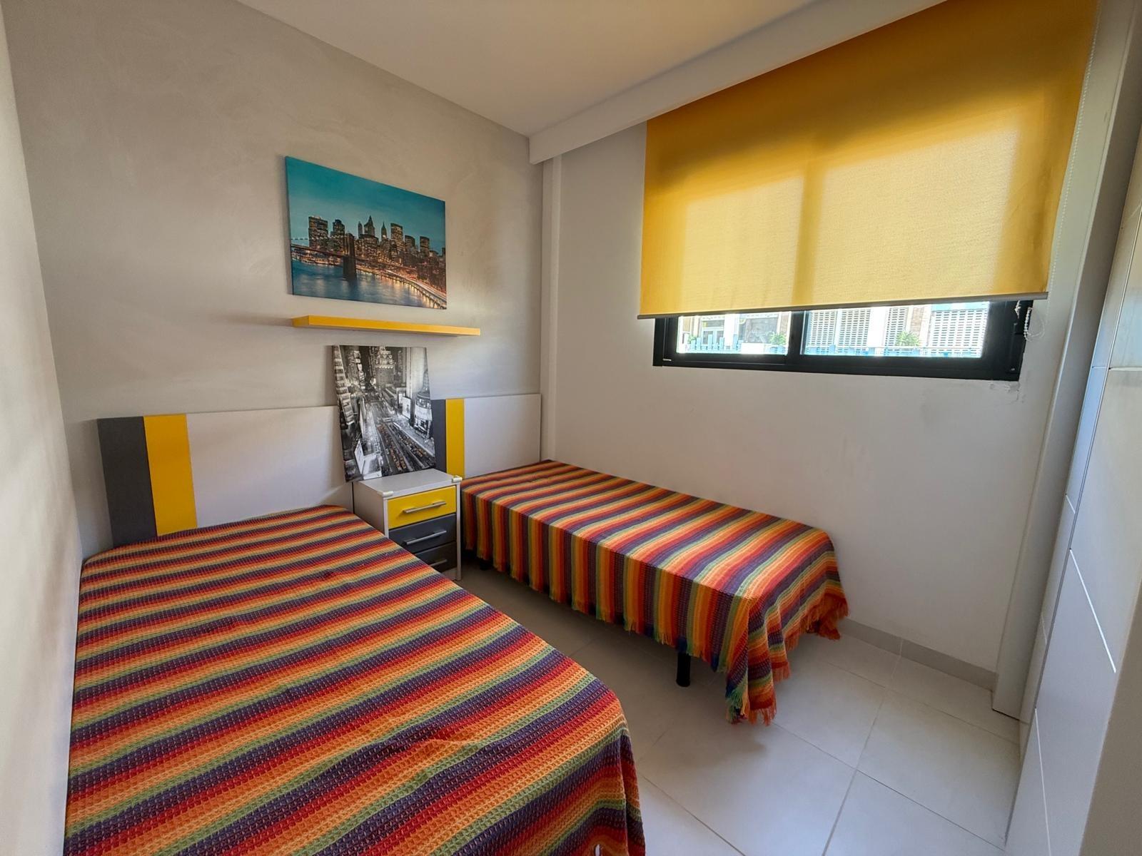 Bungalow exclusivo en La Zenia: sol, playa y confort., Bungalow en La Zenia, Orihuela Costa. 2 hab, 2 baños, a 1km de la playa. Luminoso, parking privado. Cerca de La Zenia Boulevard. ¡Tu hogar o inversión por 299.0