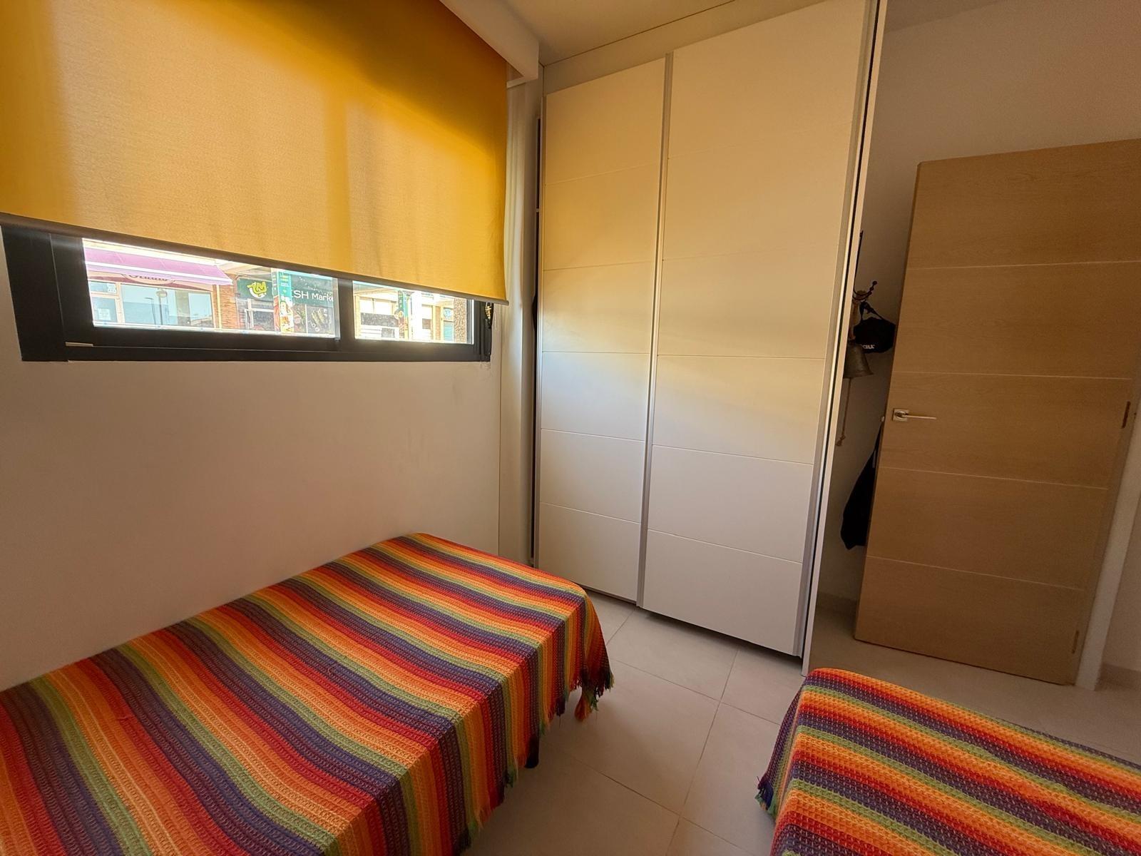 Bungalow exclusivo en La Zenia: sol, playa y confort., Bungalow en La Zenia, Orihuela Costa. 2 hab, 2 baños, a 1km de la playa. Luminoso, parking privado. Cerca de La Zenia Boulevard. ¡Tu hogar o inversión por 299.0