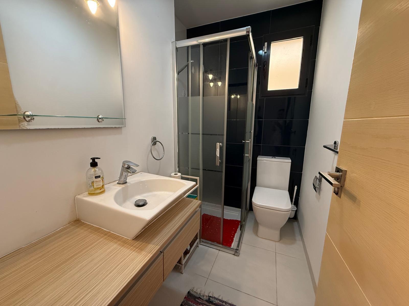 Bungalow exclusivo en La Zenia: sol, playa y confort., Bungalow en La Zenia, Orihuela Costa. 2 hab, 2 baños, a 1km de la playa. Luminoso, parking privado. Cerca de La Zenia Boulevard. ¡Tu hogar o inversión por 299.0